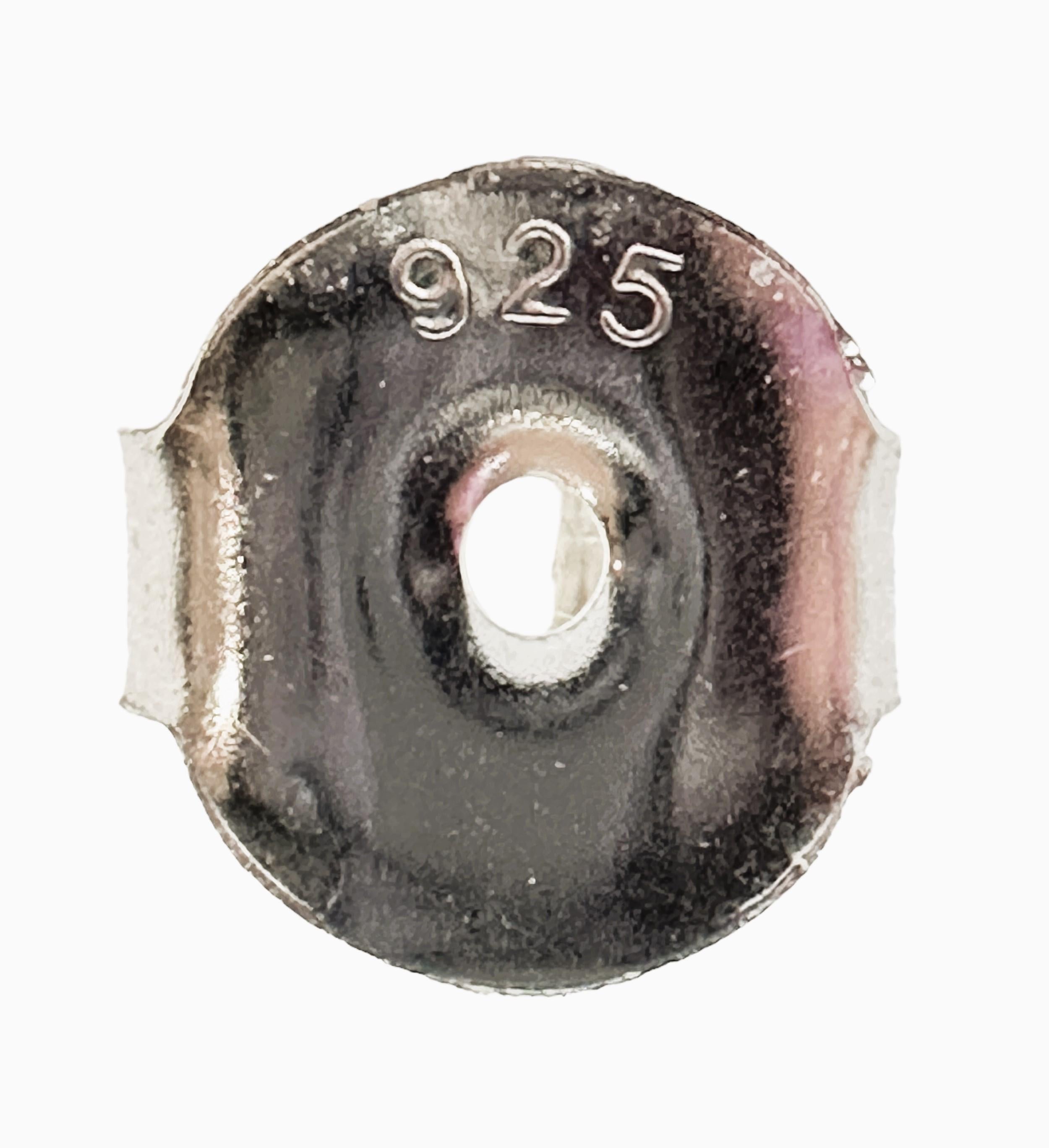 Diese Ohrringe sind einfach wunderschön!  Die Steine stammen aus Brasilien und haben jeweils 4.2 Karat.   Sie sind spitz zulaufende Steine im Baguetteschliff und  misst 10 x 8,2 mm. Es handelt sich um Ohrstecker mit einem Schmetterlingsverschluss,
