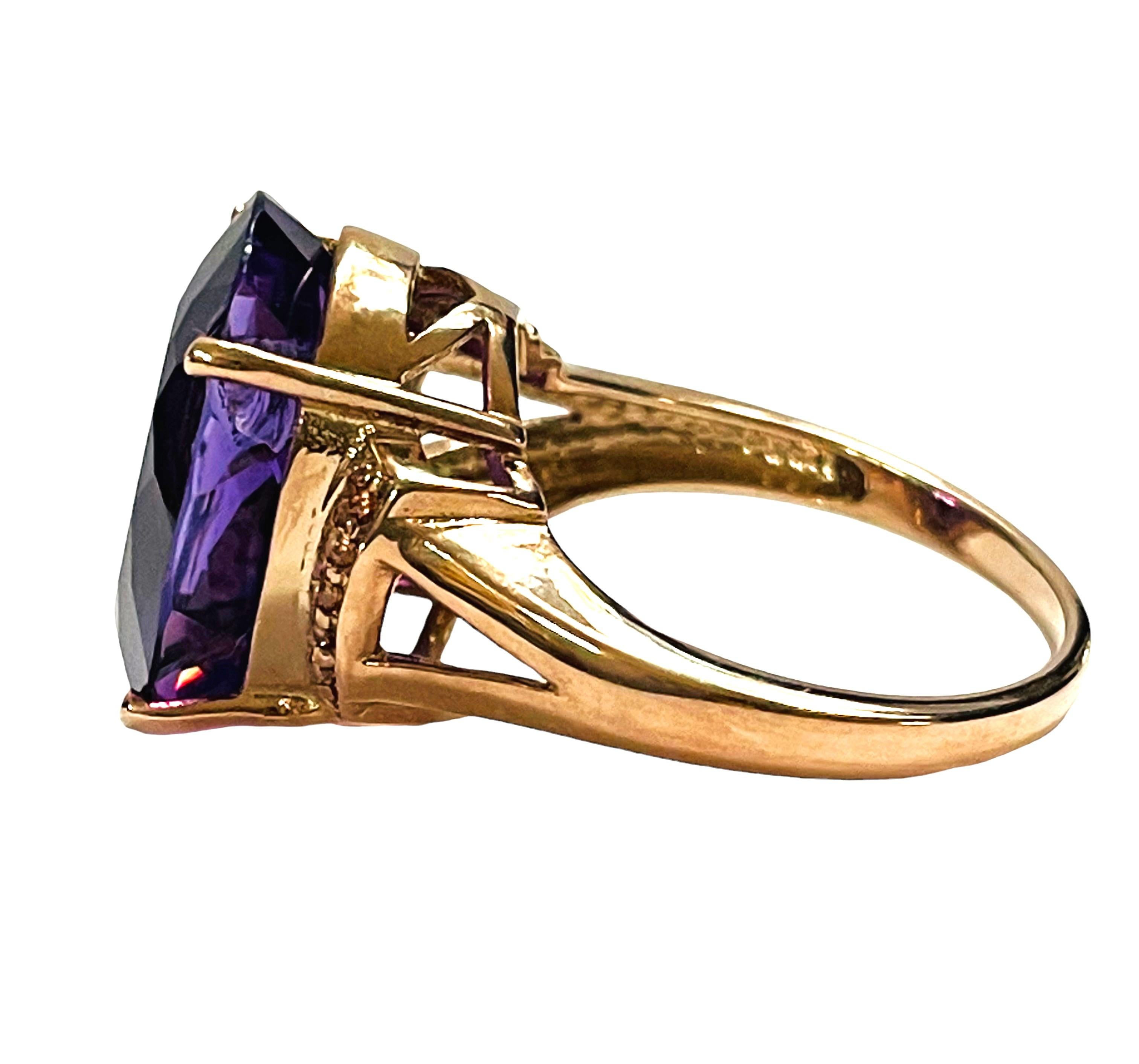 Dieser Ring ist einfach so schön!  Es hat kleine hellviolette CZ-Steine, die die Seiten flankieren. Der Hauptstein ist 16,6 x 13,6 mm groß und hat 10 Karat.  Es ist in Roségold-Silber gehalten. Das Gesamtgewicht in Gramm beträgt 5,09 Gramm.  Es wird