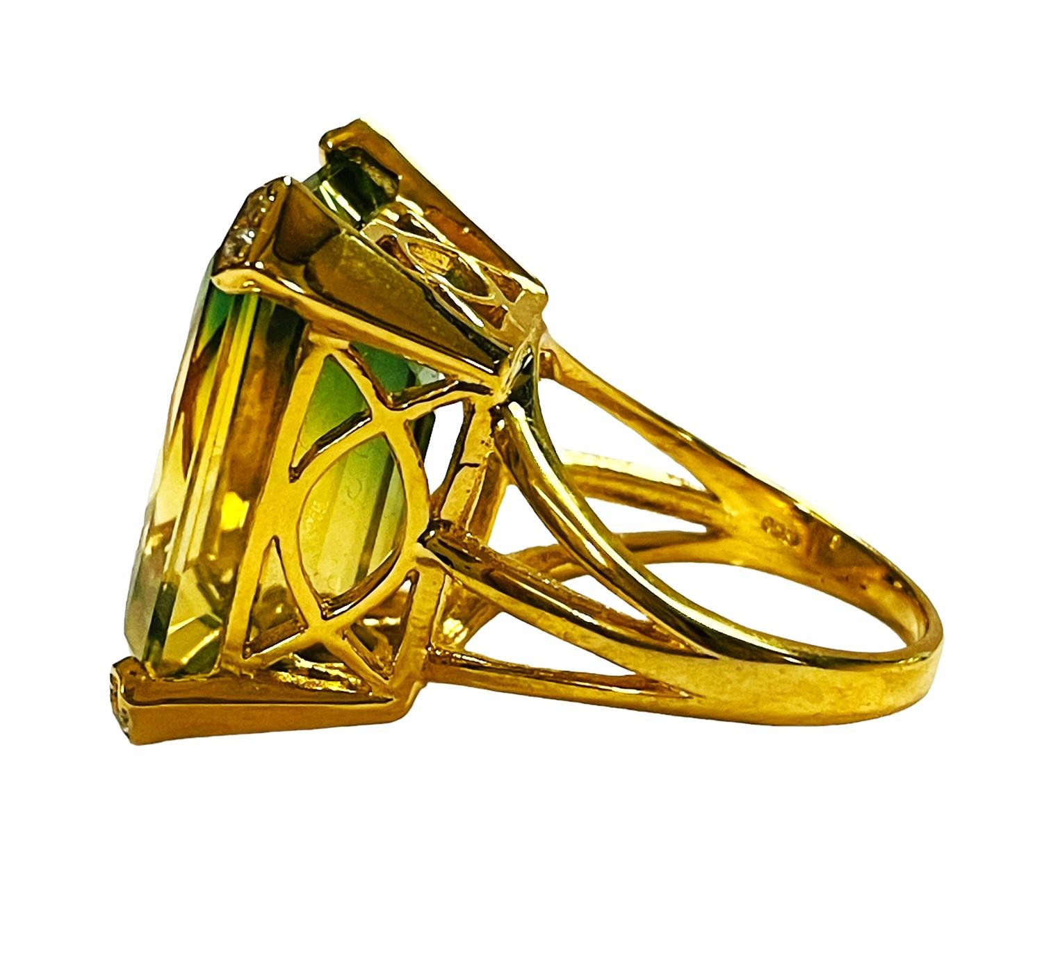 Dieser Stein wurde in Brasilien abgebaut.   Der Ametrin ist eine Zweifarbigkeit aus Amethyst und Citrin.  Er ist ein schöner Stein im Smaragdschliff und misst 19,2 x 14,7 mm.  Sehr schönes und klassisches Design des Rings.  Das wird sicher