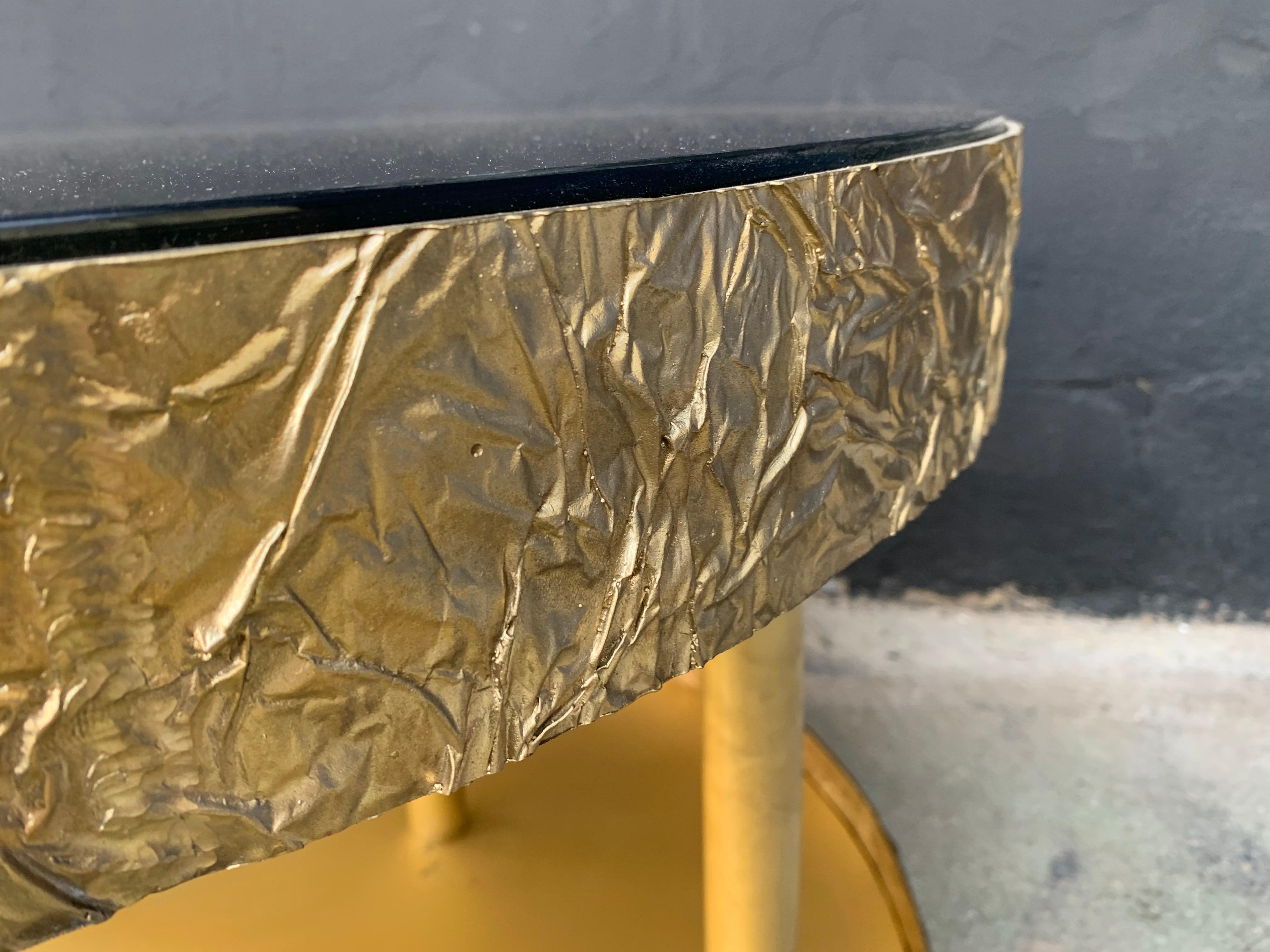 Mesa de Centro Redonda de Bronce y Metal con Cristal Negro y Base con Luz en venta 5