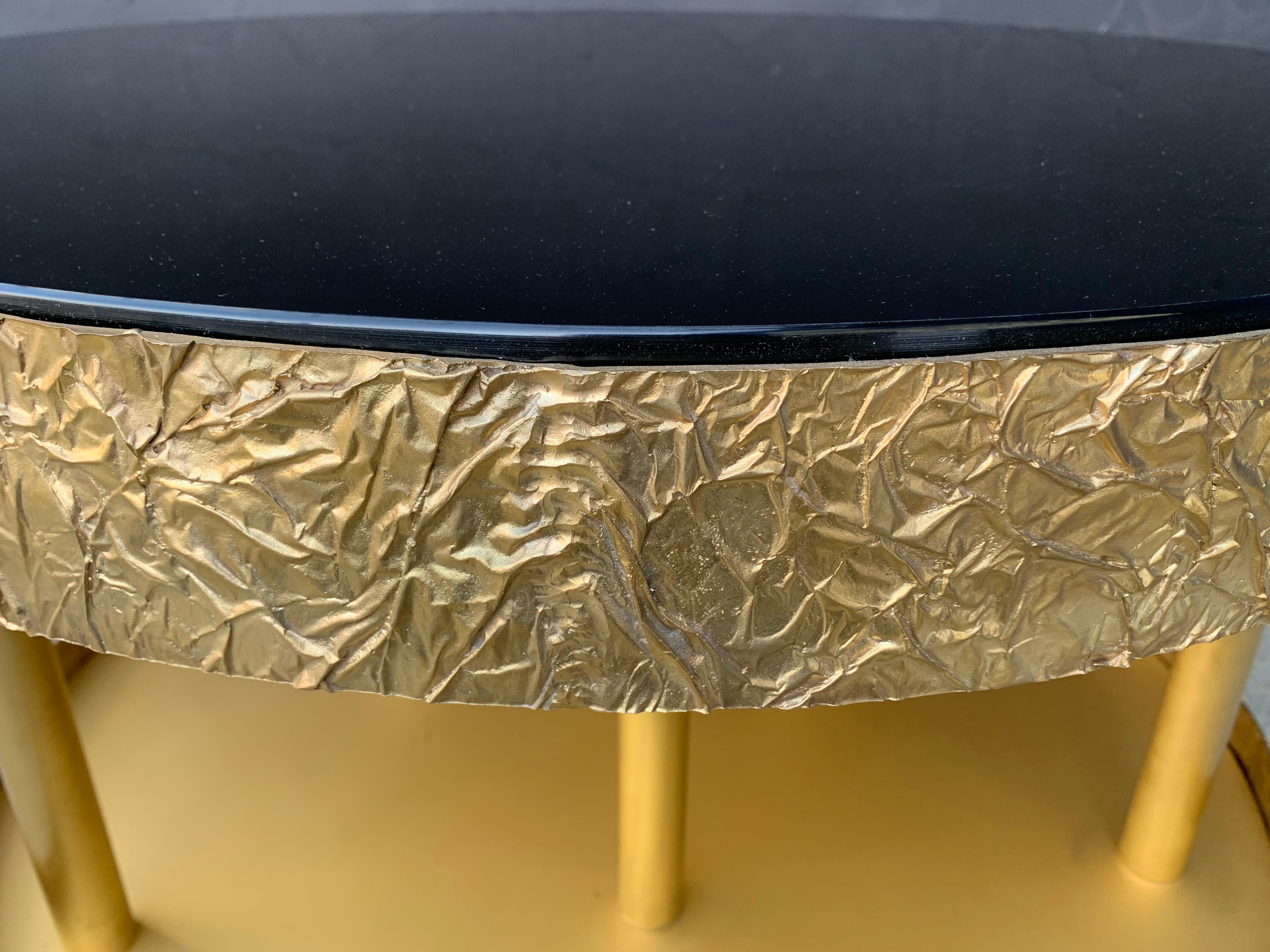 Mesa de Centro Redonda de Bronce y Metal con Cristal Negro y Base con Luz en venta 6