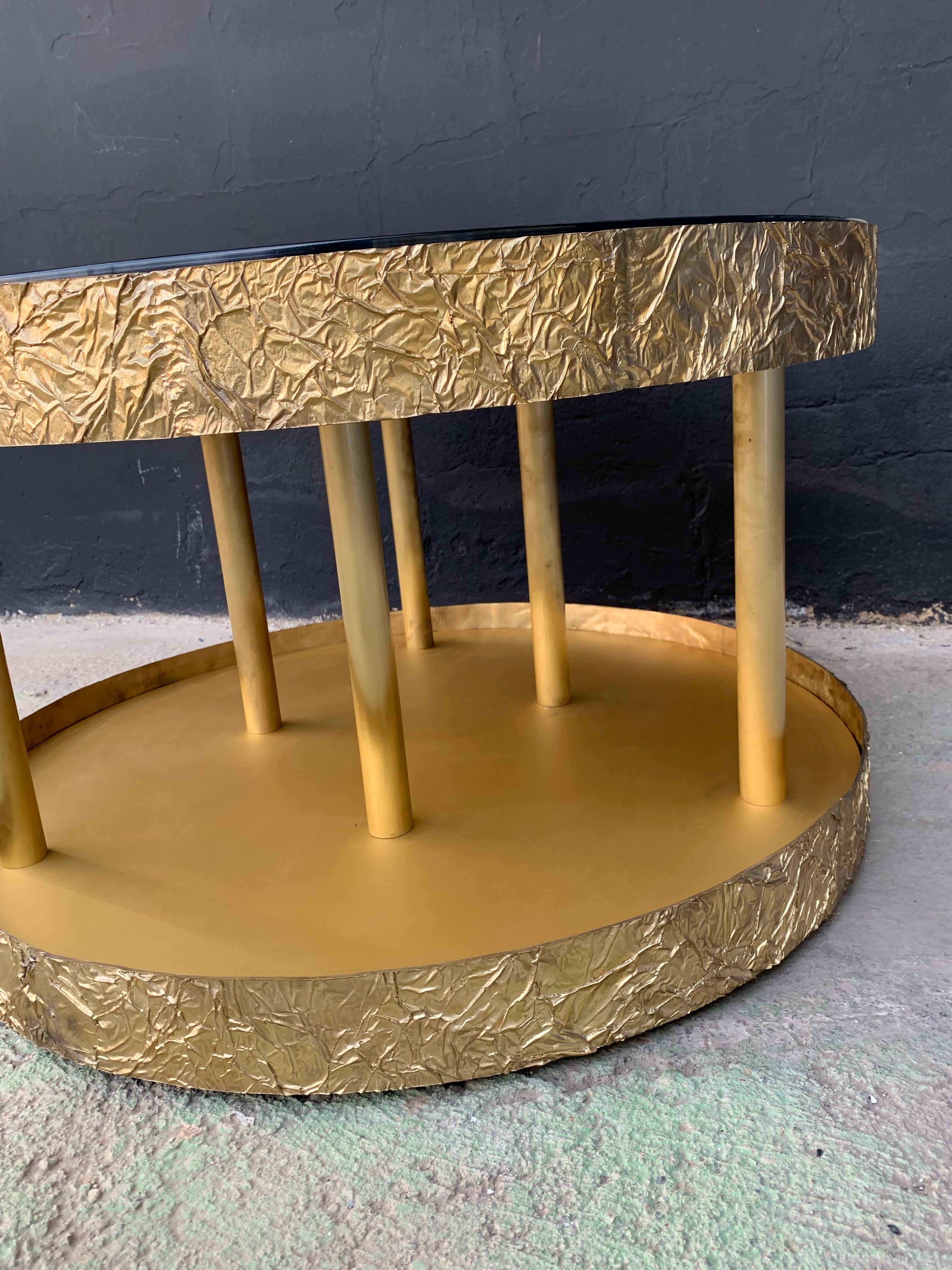 Mesa de Centro Redonda de Bronce y Metal con Cristal Negro y Base con Luz en venta 7