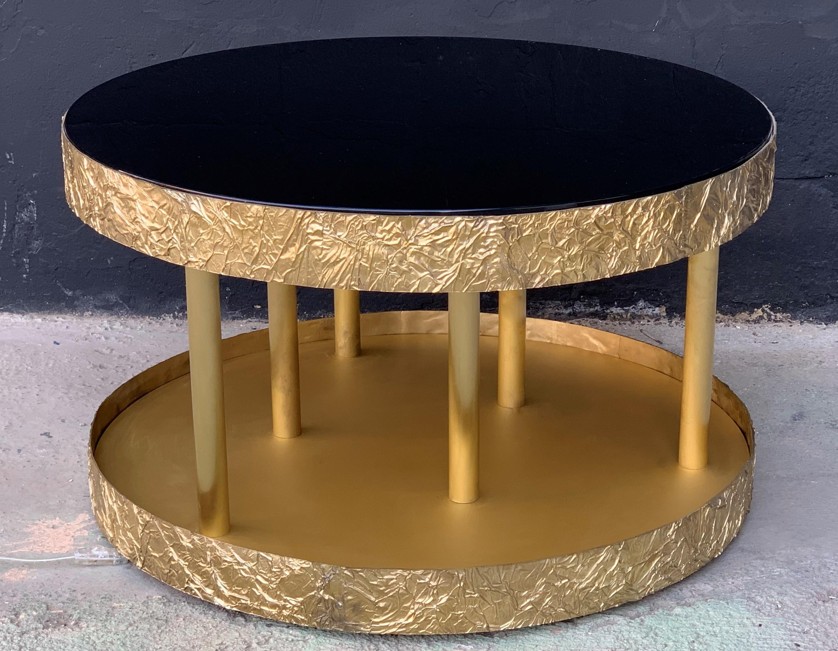 Nueva mesa de centro redonda de bronce y metal con cristal negro con luz baja

Hecho a mano en bronce con una técnica inusual de cera perdida, el metal presenta un papel arrugado.

La hoja tiene 2,75 pulg.