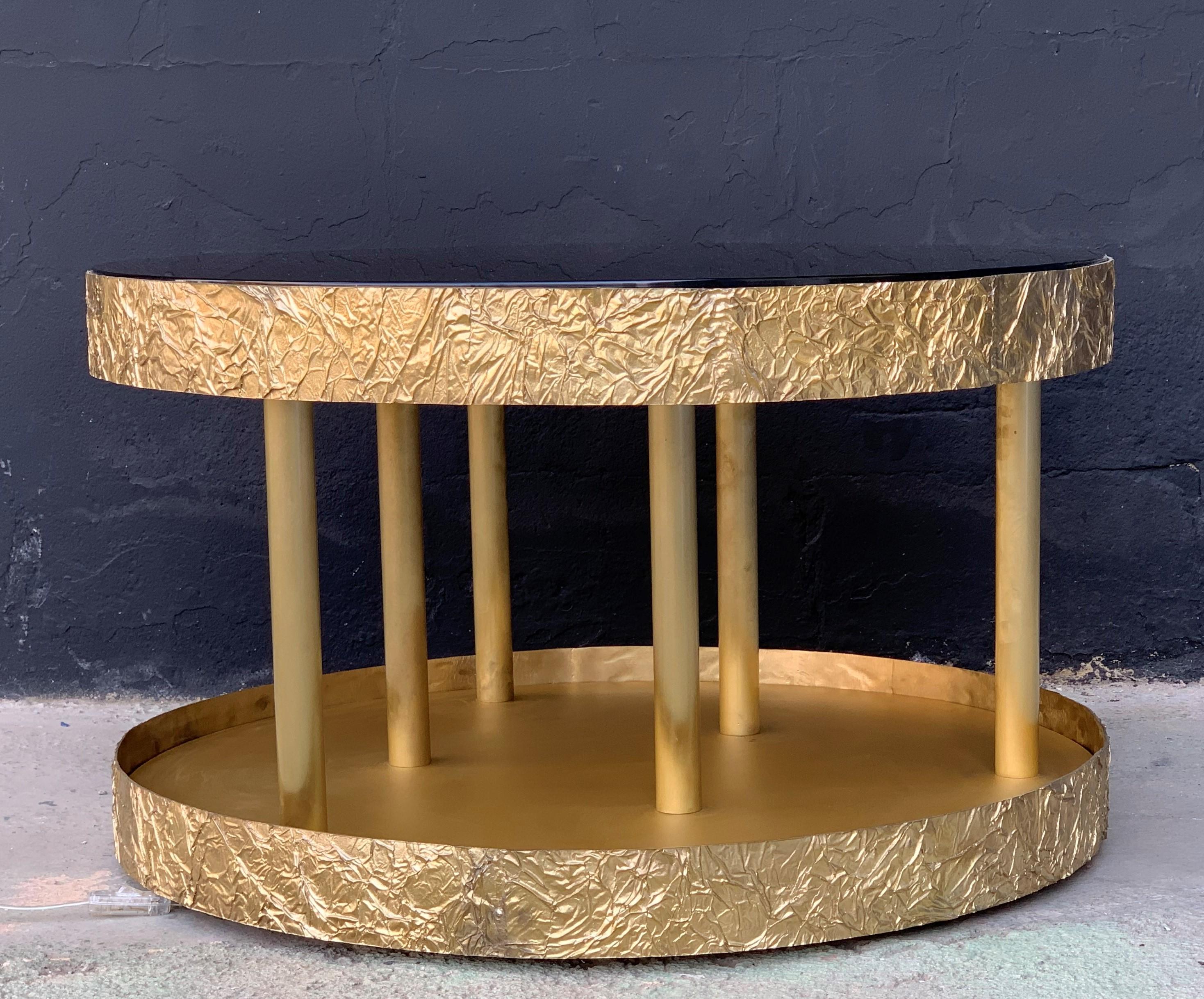 Mesa de Centro Redonda de Bronce y Metal con Cristal Negro y Base con Luz Español en venta