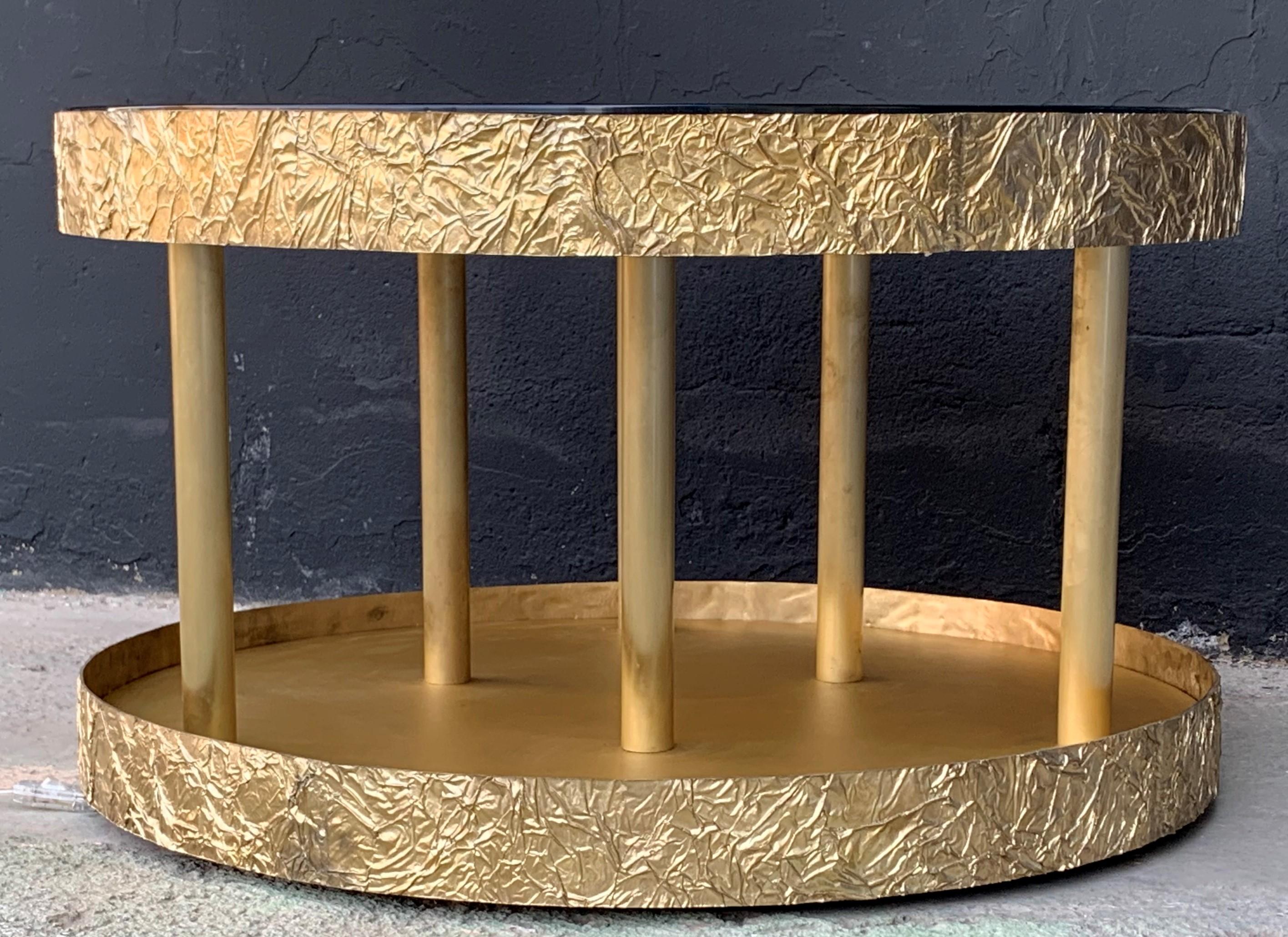 Mesa de Centro Redonda de Bronce y Metal con Cristal Negro y Base con Luz en Excelente estado para la venta en Miami, FL
