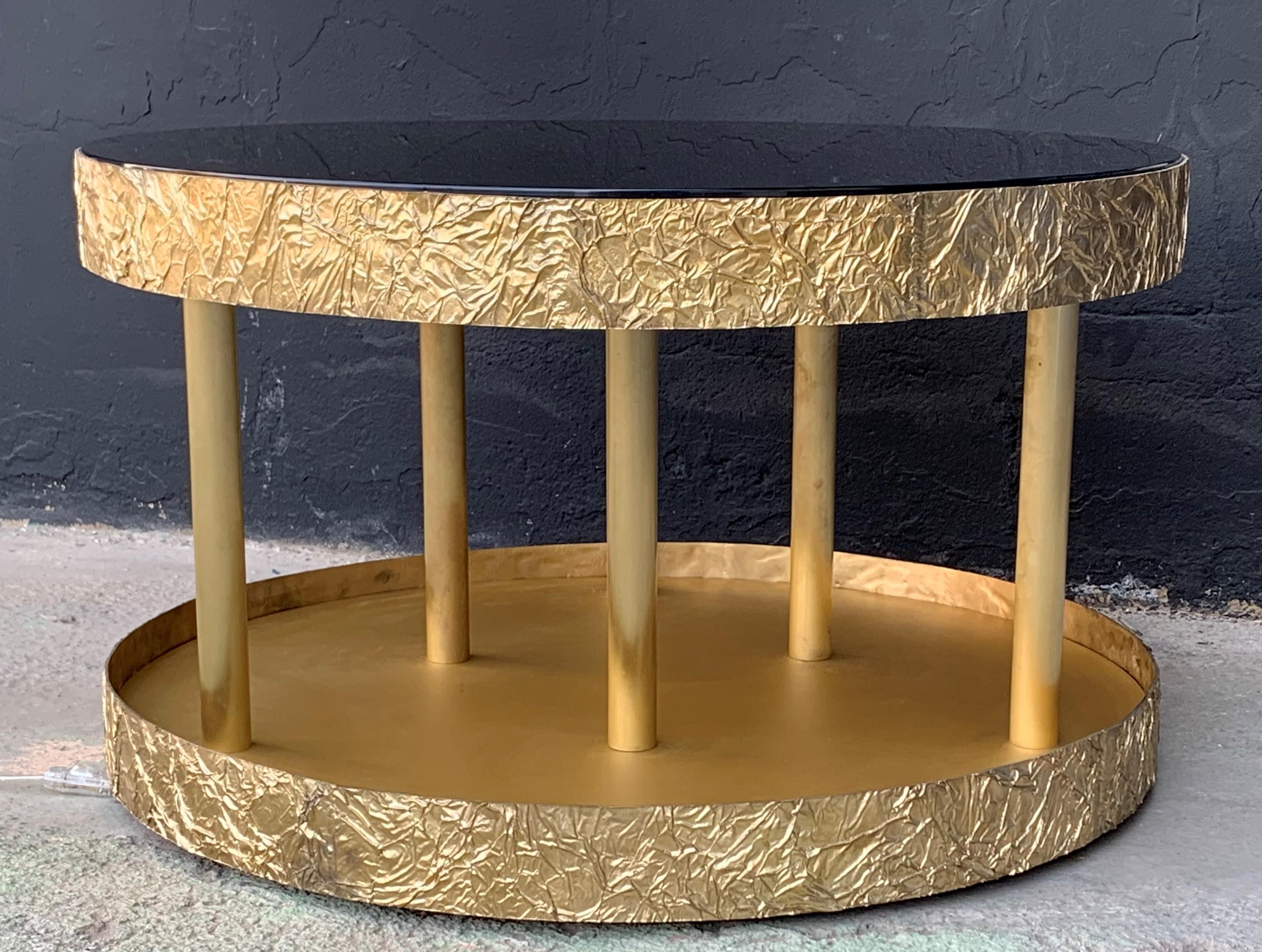 Mesa de Centro Redonda de Bronce y Metal con Cristal Negro y Base con Luz Siglo XXI y contemporáneo en venta