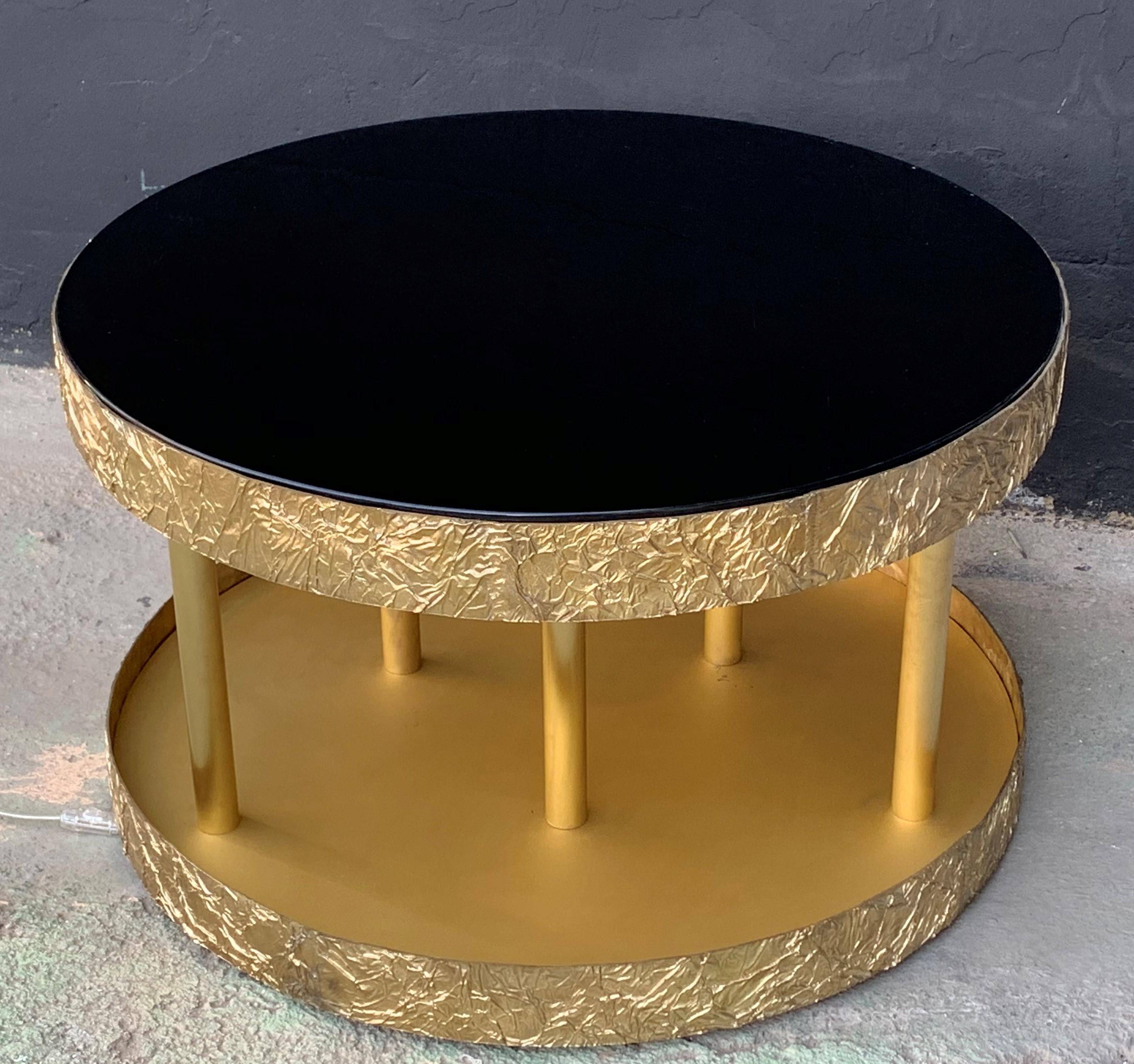 Mesa de Centro Redonda de Bronce y Metal con Cristal Negro y Base con Luz en venta 1