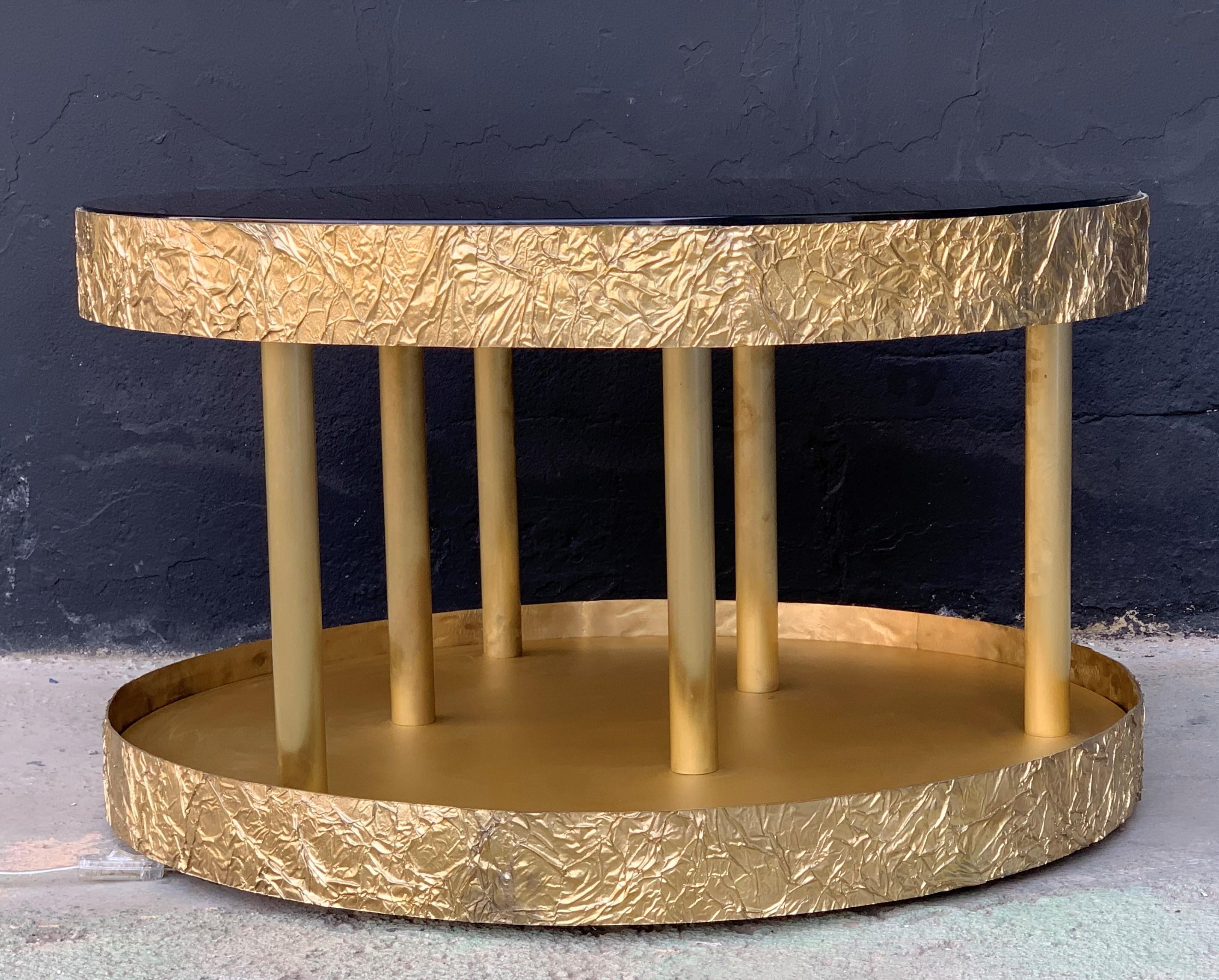 Mesa de Centro Redonda de Bronce y Metal con Cristal Negro y Base con Luz en venta 2