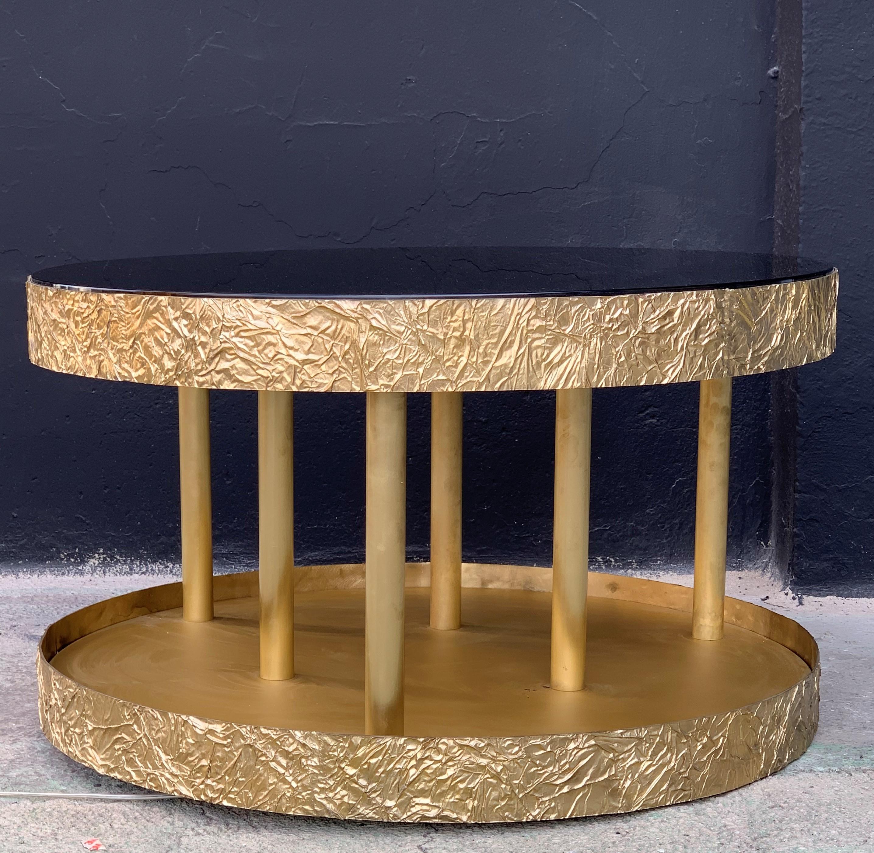 Mesa de Centro Redonda de Bronce y Metal con Cristal Negro y Base con Luz en venta 3