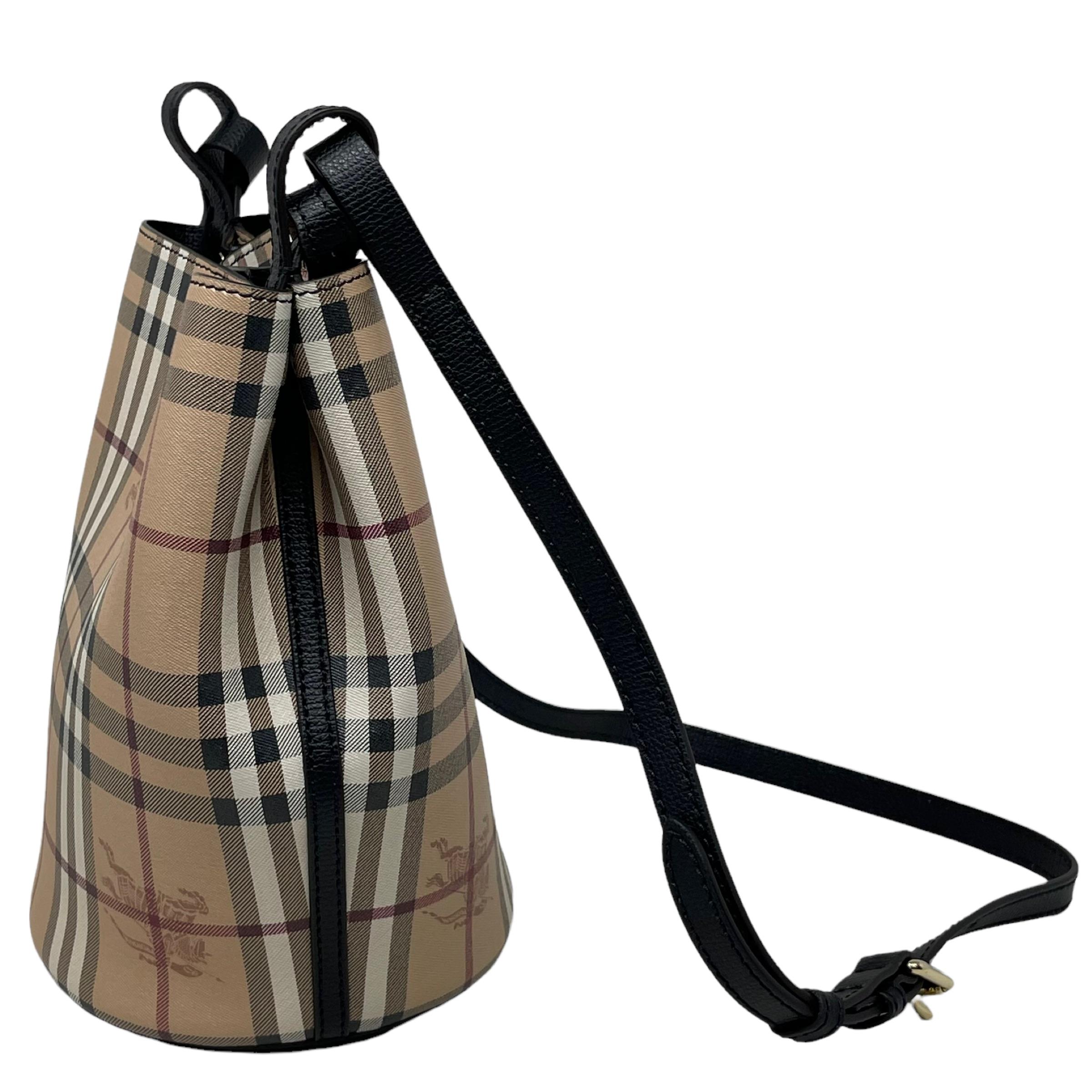 NEU Burberry Beige/Schwarz Haymarket Check Leder Bucket Crossbody Tasche im Zustand „Neu“ im Angebot in San Marcos, CA