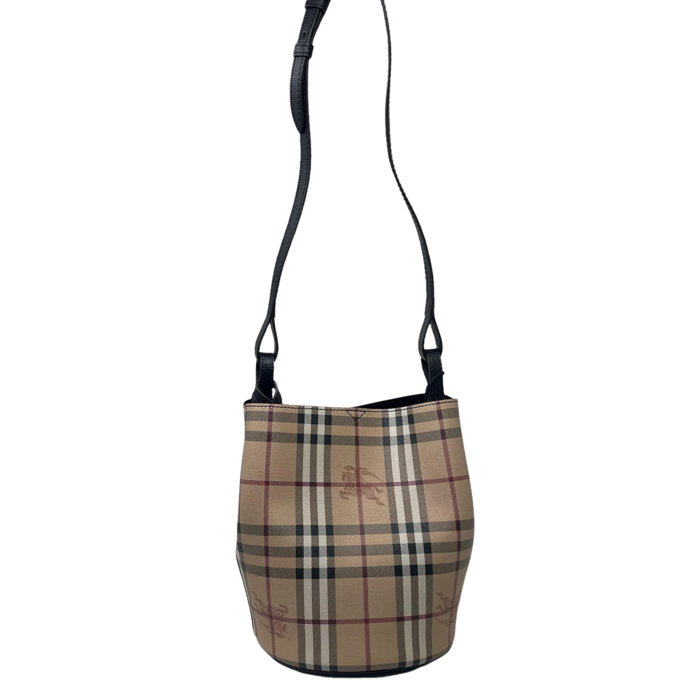 NEU Burberry Beige/Schwarz Haymarket Check Leder Bucket Crossbody Tasche im Angebot 2