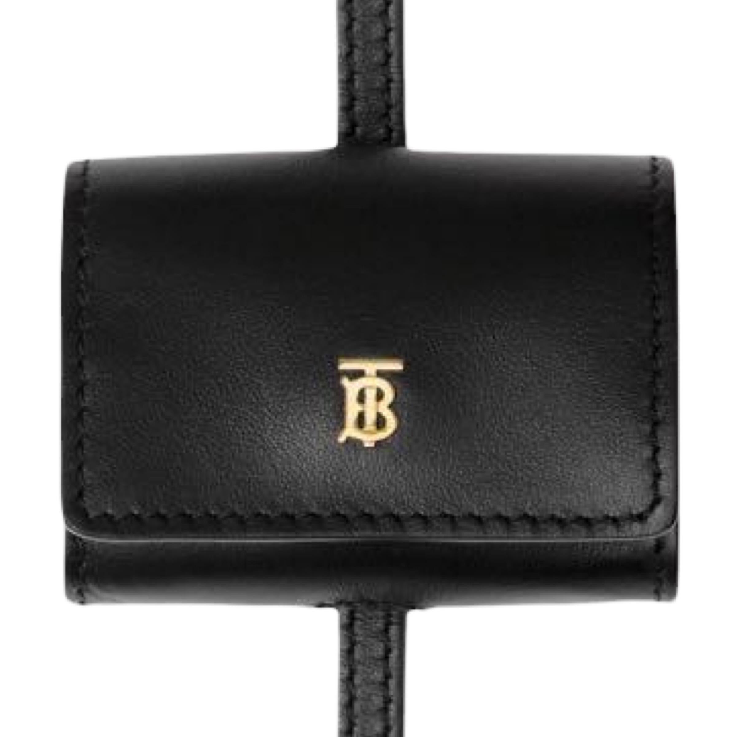 New Burberry Black Leather Airpods Pro Case Lanyard Crossbody Bag

Authenticity Guaranteed

DETAILS
Brand: Burberry
Condition: Brand new
Gender: Unisex
Category: Airpods case
Color: Black
Material: Leather
Burberry logo plaque
Gold-tone