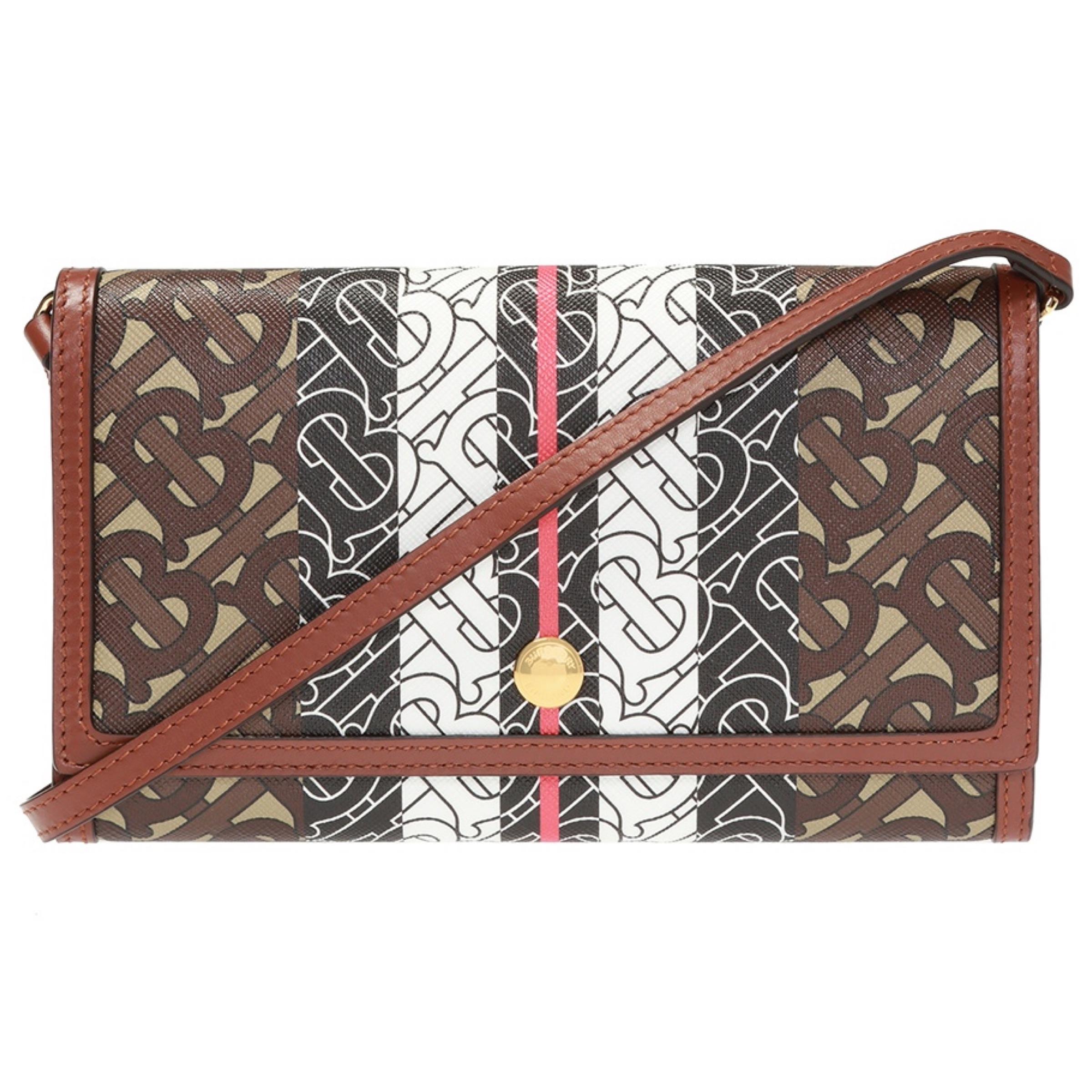 New Burberry Brown Monogram Stripe Canvas Clutch Crossbody Bag

Authenticity Guaranteed

DETAILS
Brand: Burberry
Condition: Brand new
Gender: Unisex
Category: Crossbody bag
Color: Brown
Material: Canvas
Monogram pattern
Stripe detail
Gold-tone