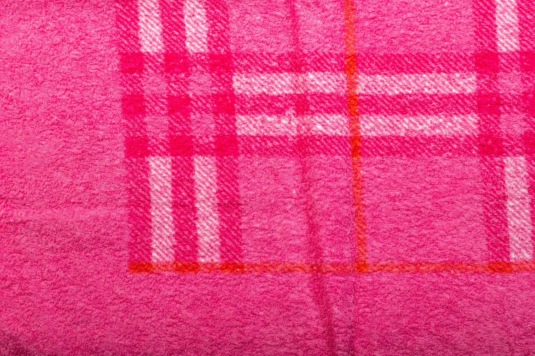 Rosa Nuovo asciugamano da spiaggia Burberry in cotone fucsia in vendita