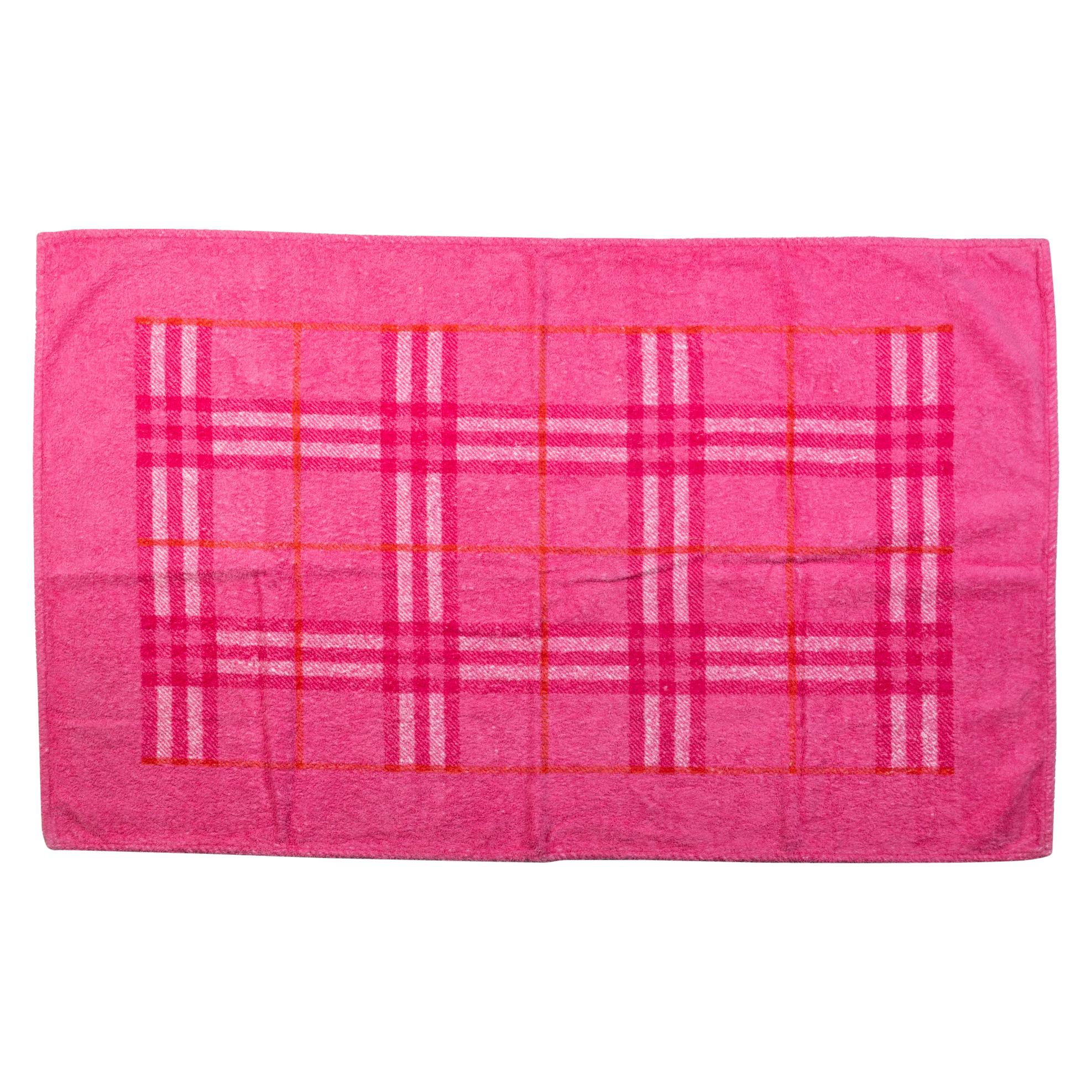 Nouveau serviette de plage en coton fuchsia Burberry en vente