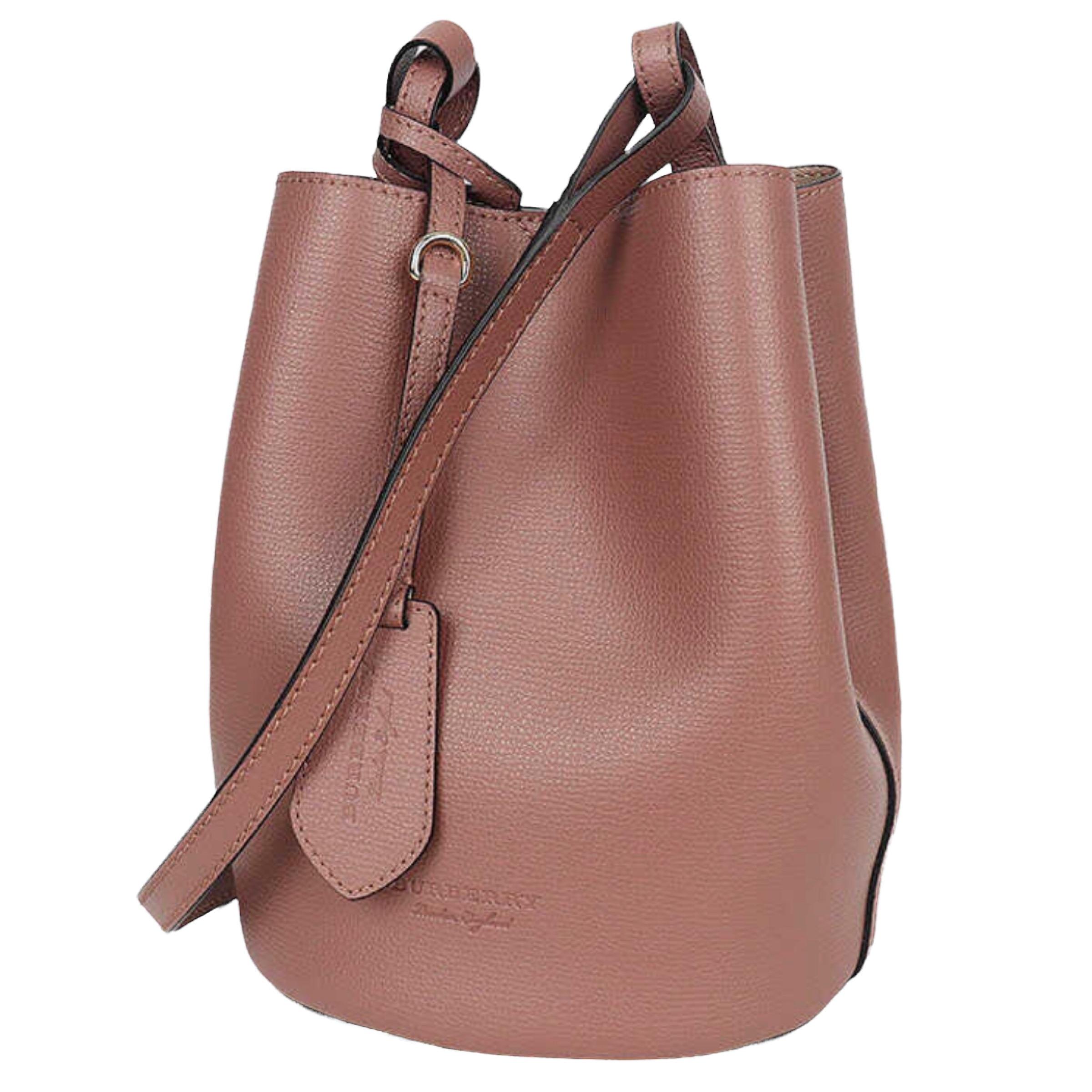 New Burberry Pink Haymarket Lone Small Leather Crossbody Bucket Bag

Authenticity Guaranteed

DETAILS
Brand: Burberry
Condition: Brand new
Gender: Women
Category: Crossbody bag
Color: Pink
Material: Leather
Gold-tone hardware
Adjustable shoulder