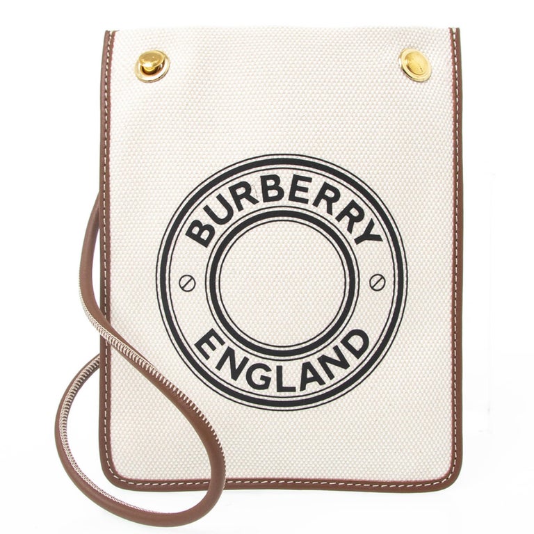 NEU Burberry flache Crossbody-Tasche aus Segeltuch mit weißem bedrucktem  Logo im Angebot bei 1stDibs