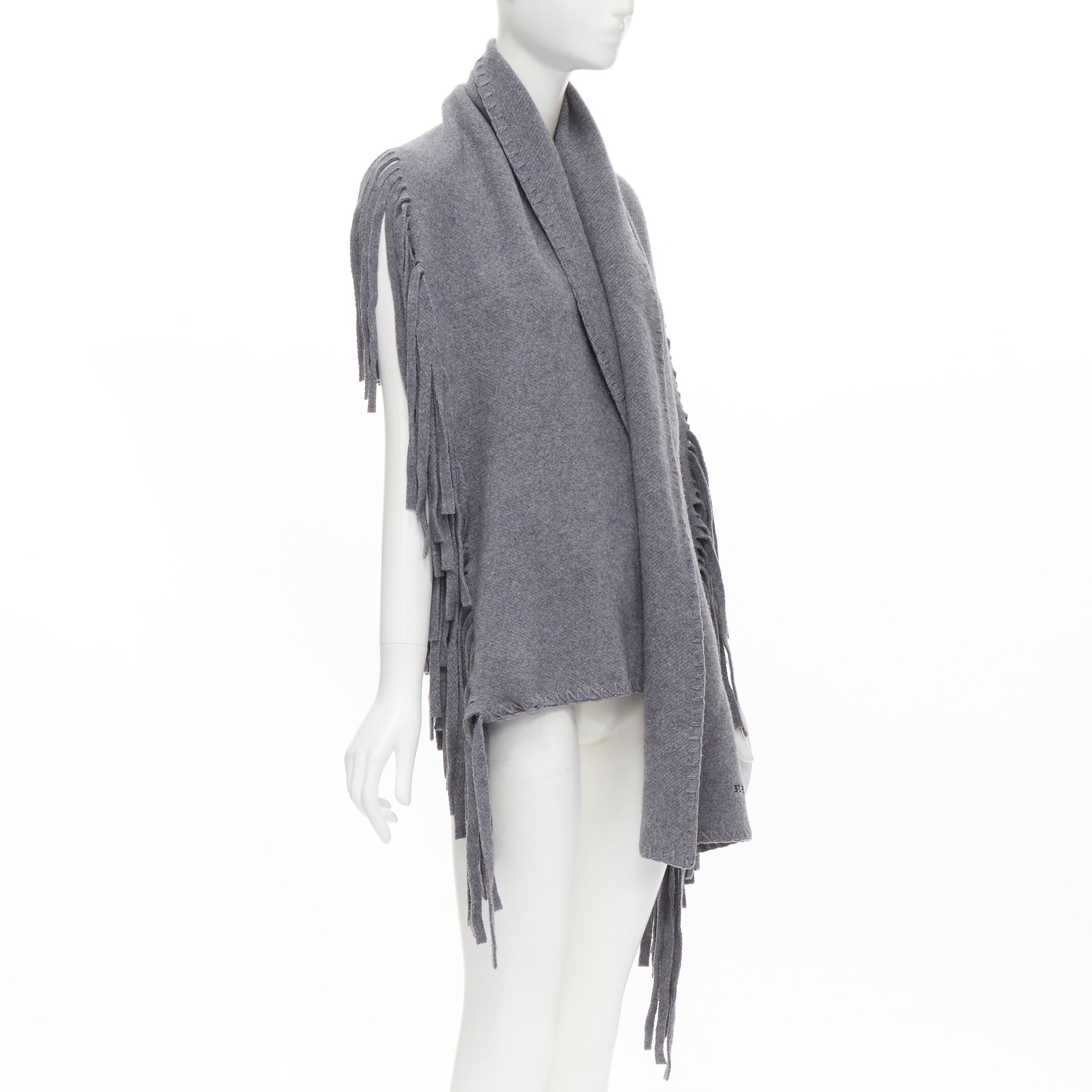 Gris NOUVEAU Burberry tricoté à franges en laine et cachemire gris moyen avec surpiqûres en feutre  en vente