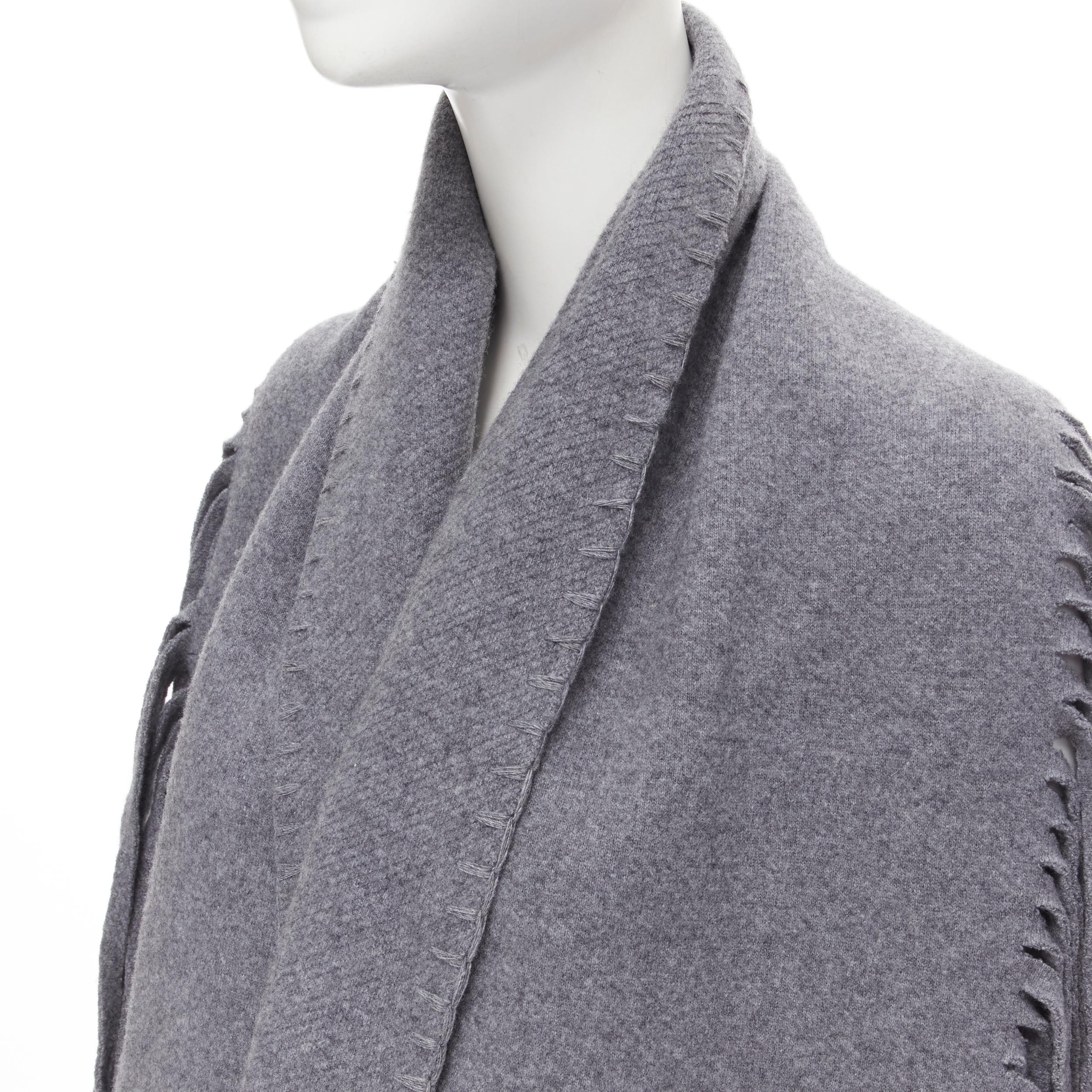 NOUVEAU Burberry tricoté à franges en laine et cachemire gris moyen avec surpiqûres en feutre  en vente 1