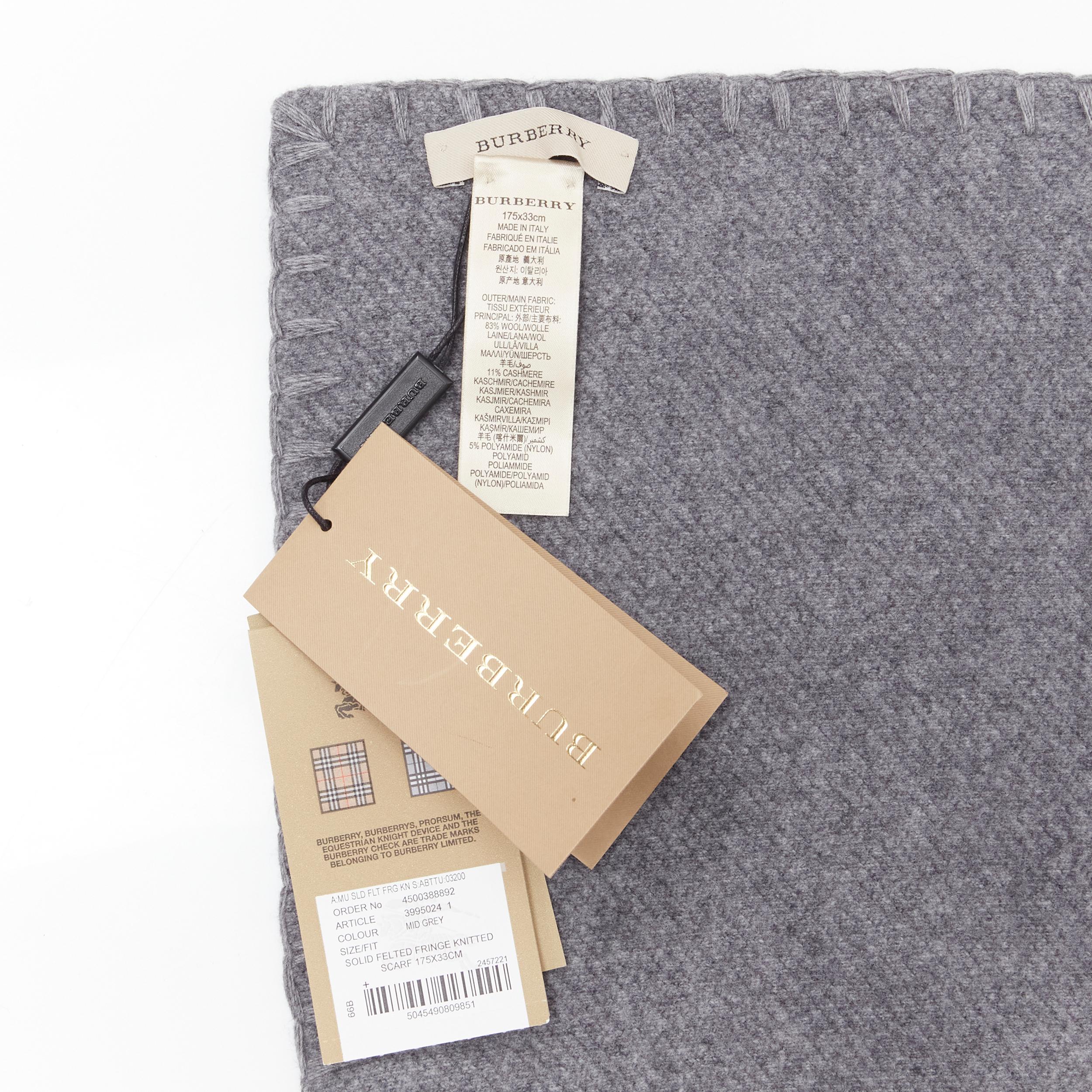 NOUVEAU Burberry tricoté à franges en laine et cachemire gris moyen avec surpiqûres en feutre  en vente 4
