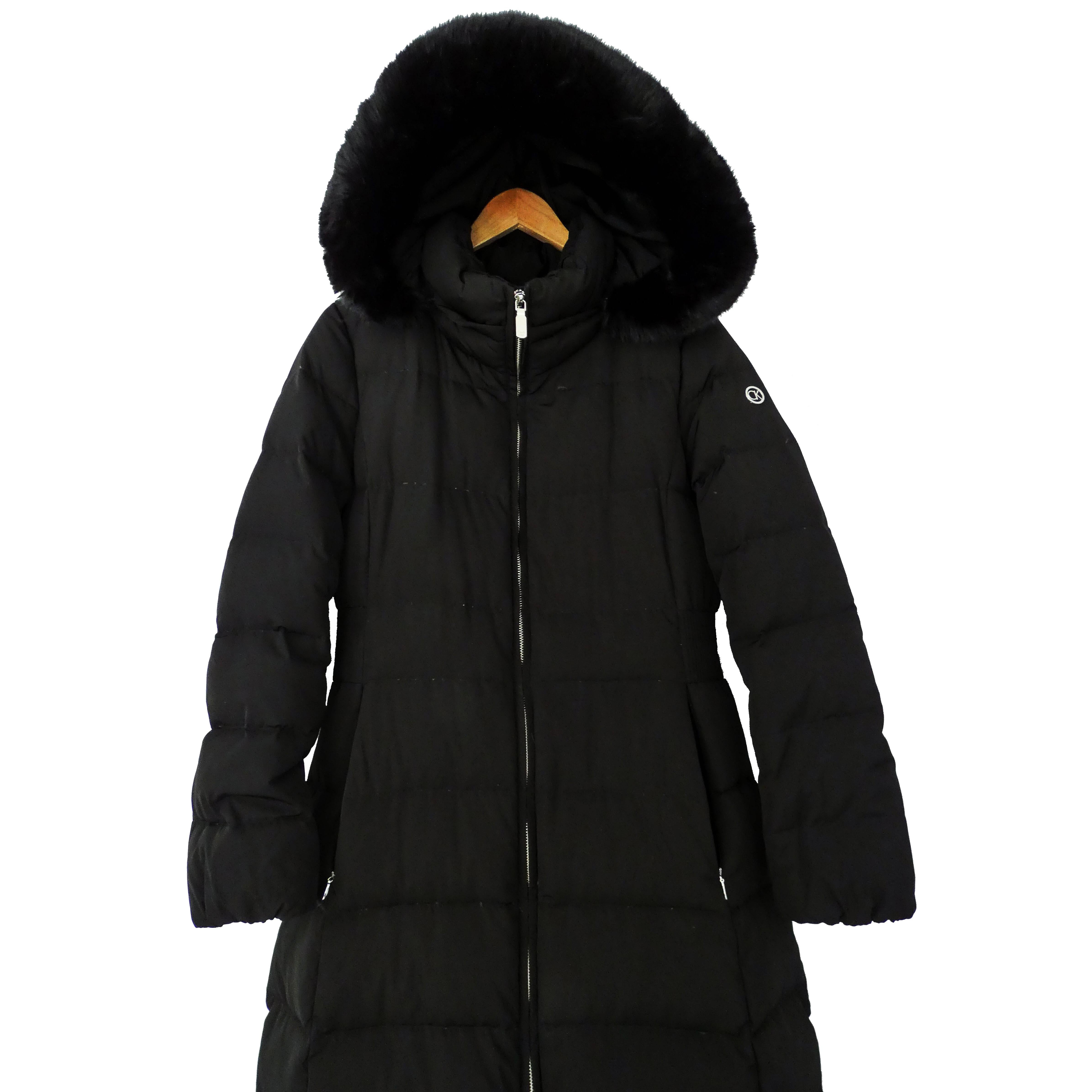 NEW Calvin Klein Black Long Down Puffer Coat with Faux Fur Hood (Manteau de duvet long avec capuche en fausse fourrure)  en vente 2