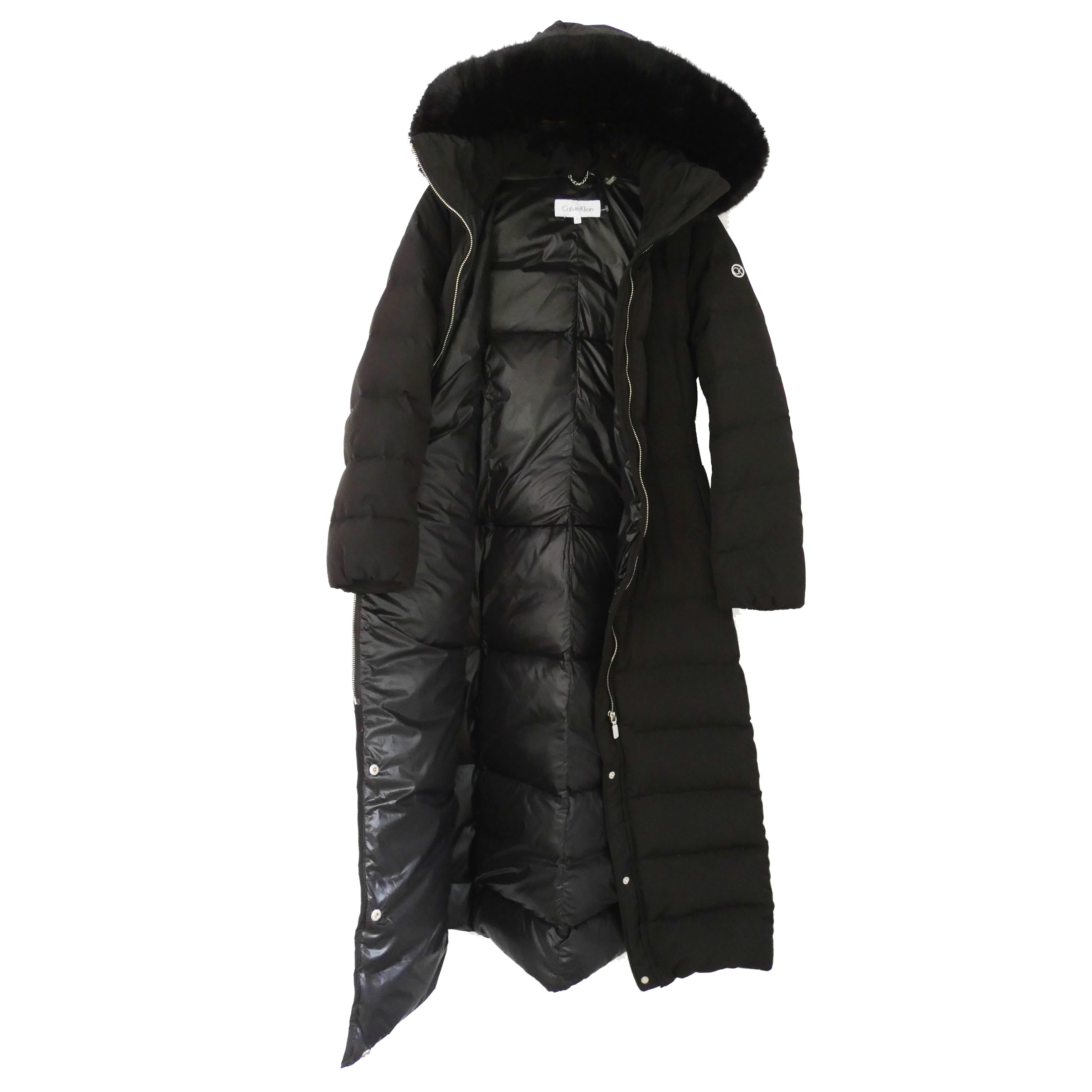 NEW Calvin Klein Black Long Down Puffer Coat with Faux Fur Hood (Manteau de duvet long avec capuche en fausse fourrure)  en vente 3