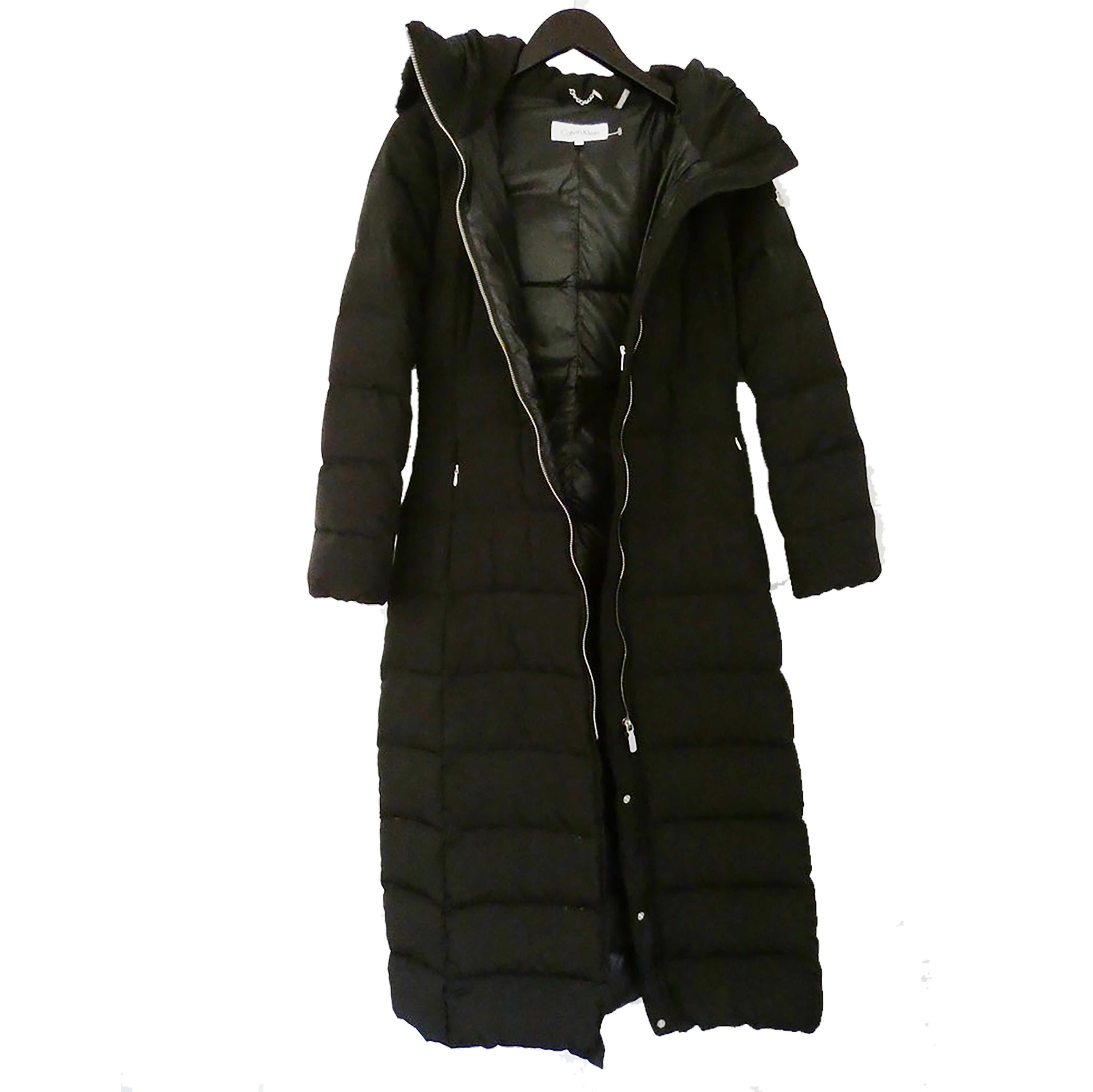NEW Calvin Klein Black Long Down Puffer Coat with Faux Fur Hood (Manteau de duvet long avec capuche en fausse fourrure)  en vente 4