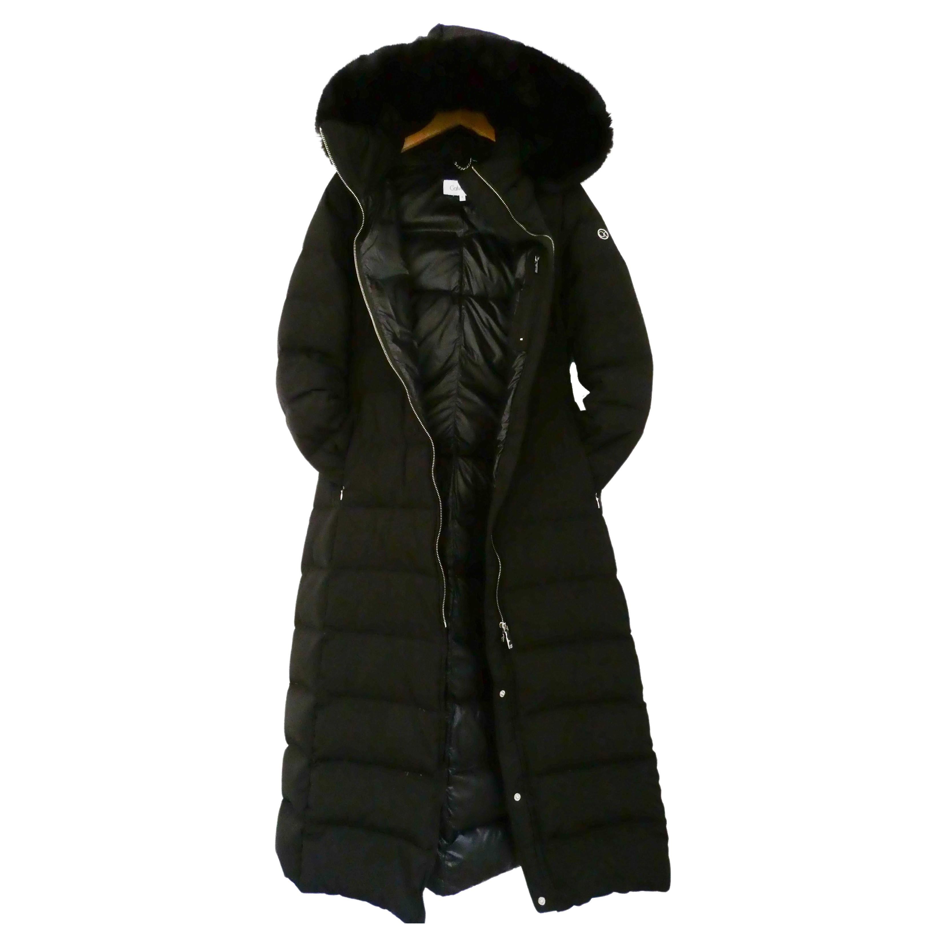 NEW Calvin Klein Black Long Down Puffer Coat with Faux Fur Hood (Manteau de duvet long avec capuche en fausse fourrure)  en vente
