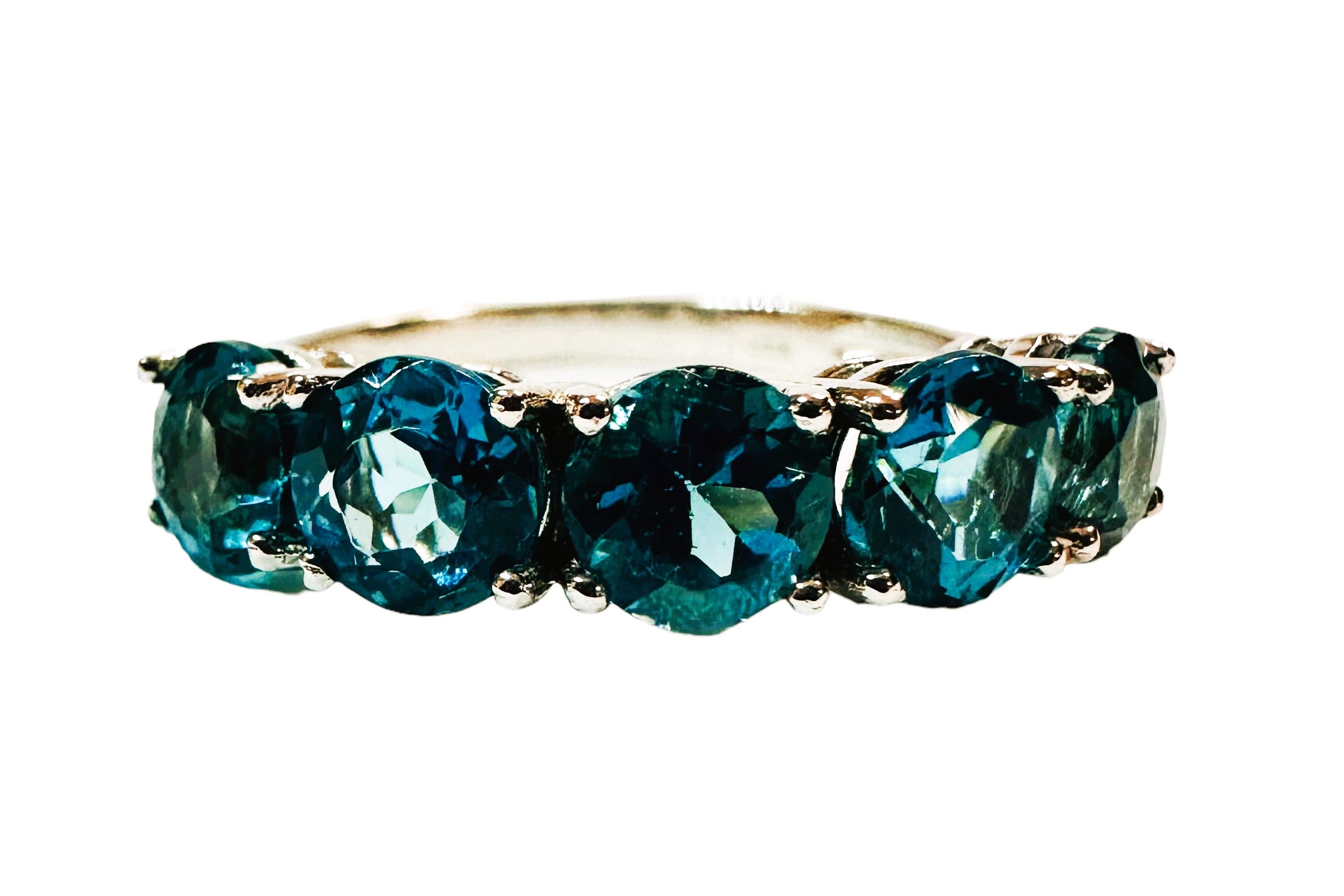 Dieser Ring ist einfach wunderschön.  Der Ring hat die Größe 6,75.   Es hat 5 schöne Steine aus Kambodscha und ist einfach exquisit. Die Steine sind von sehr hoher Qualität. Sie sind rund geschliffen und haben insgesamt 2,10 Karat.  Sie sind 5 x 5