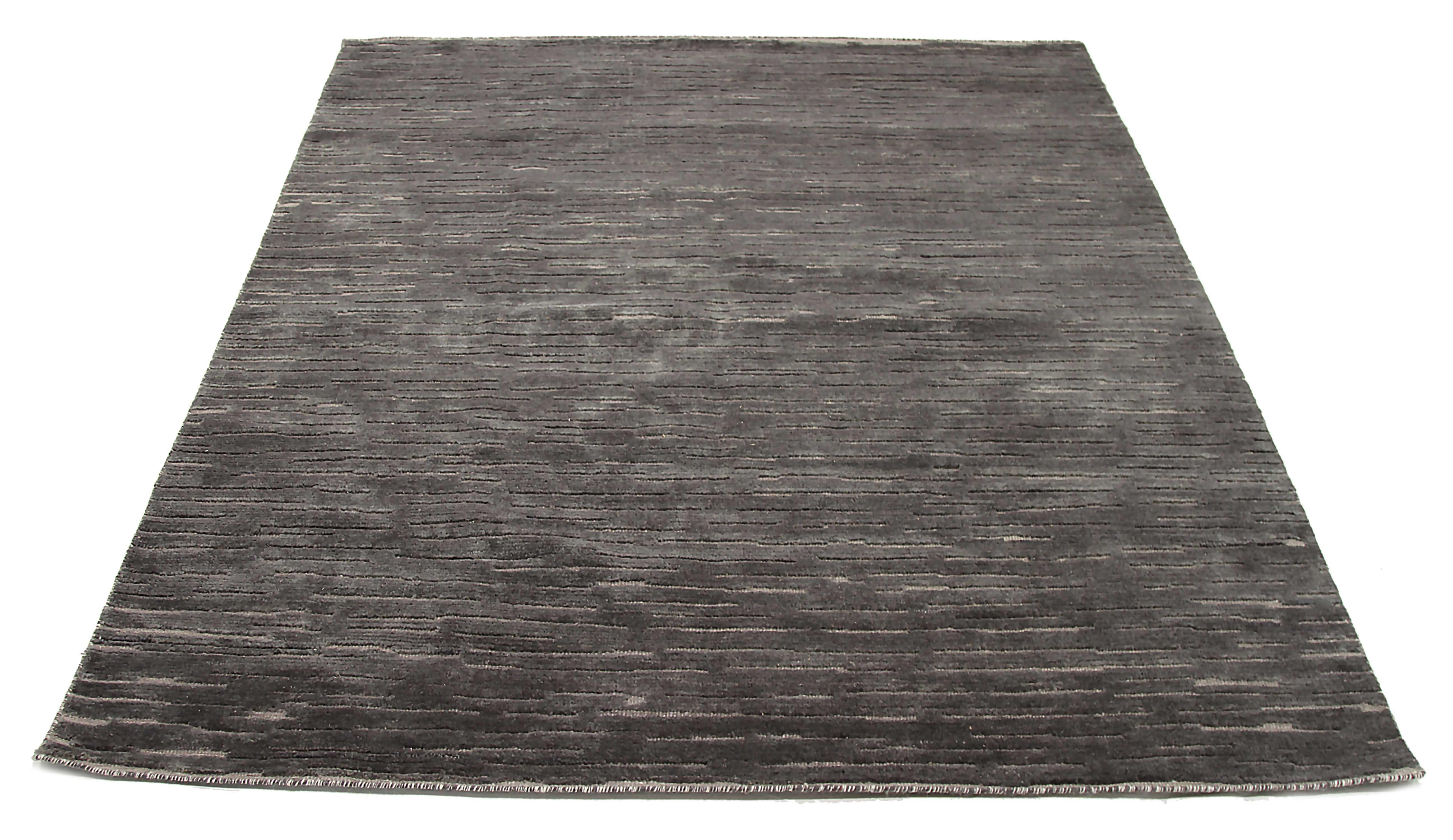 Un nuovo tappeto di superficie tessuto a mano con la migliore lana di pecora. È colorato con coloranti vegetali completamente naturali e sicuri per l'uomo e gli animali domestici. Ha una dimensione di 6' x 8' che si adatta perfettamente a stanze di