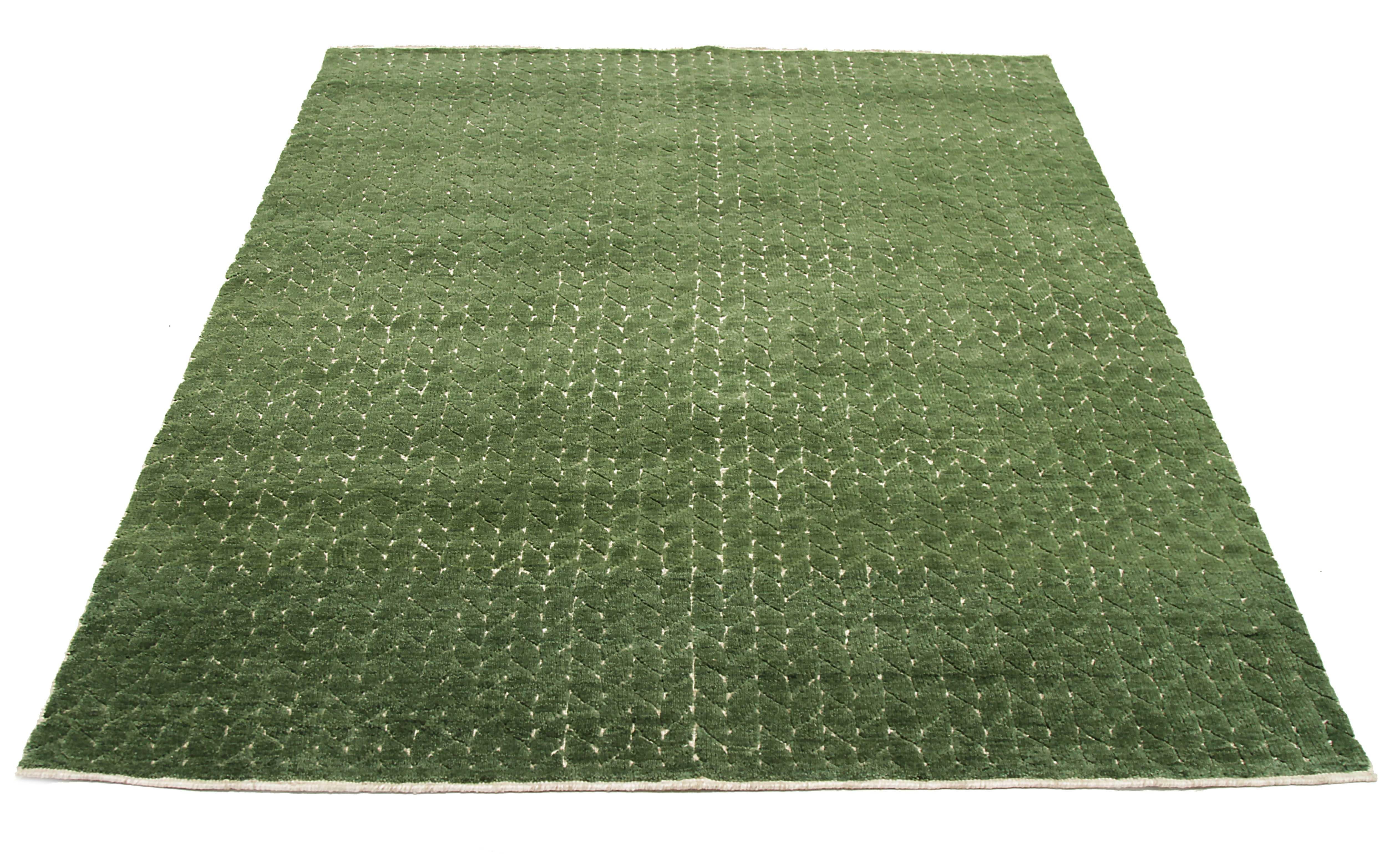 Un nuovo tappeto di superficie tessuto a mano con la migliore lana di pecora. È colorato con coloranti vegetali completamente naturali e sicuri per l'uomo e gli animali domestici. Ha una dimensione di 6' x 8' che si adatta perfettamente a stanze di