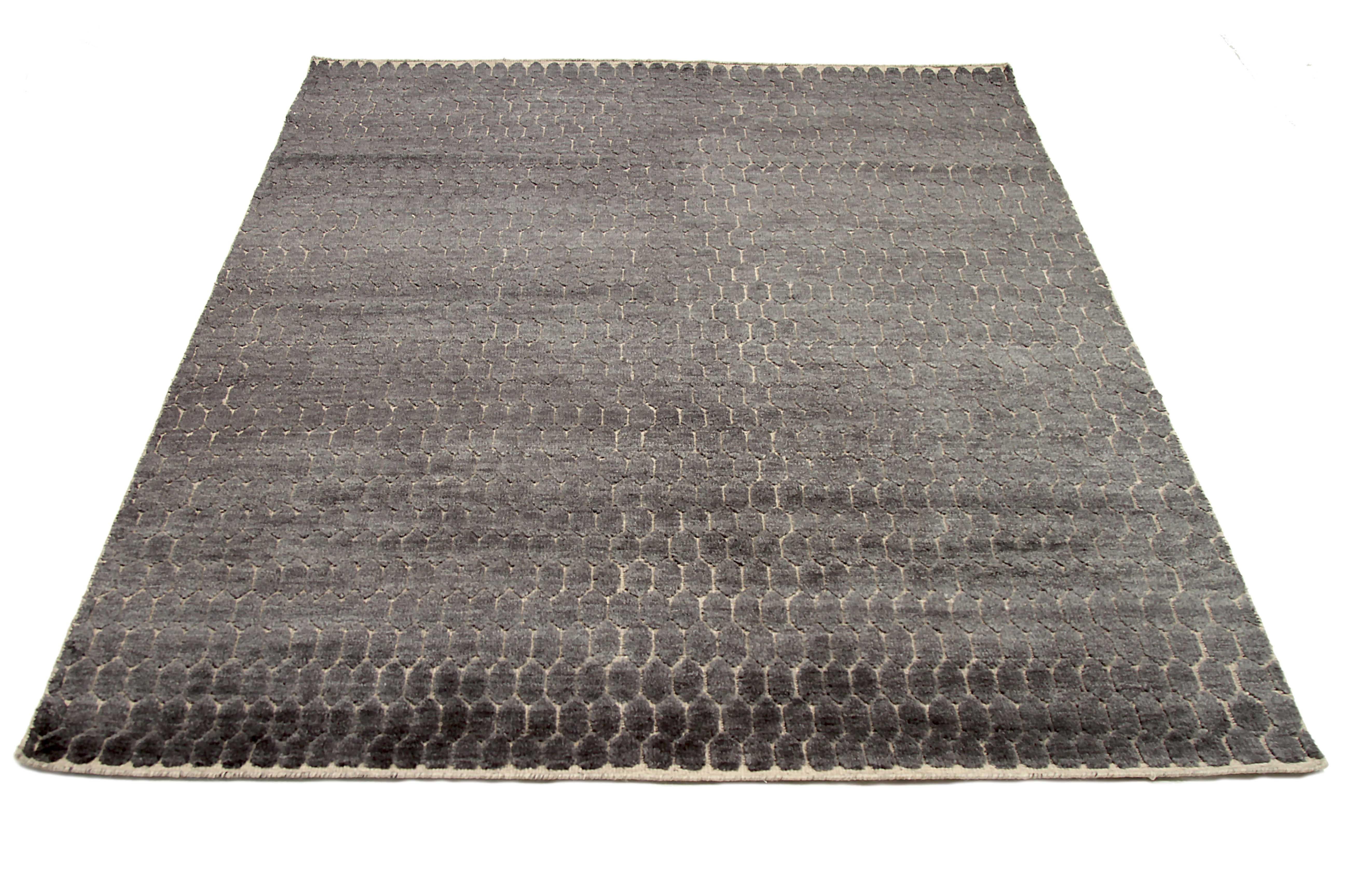 Un nuovo tappeto di superficie tessuto a mano con la migliore lana di pecora. È colorato con coloranti vegetali completamente naturali e sicuri per l'uomo e gli animali domestici. Ha una dimensione di 6' x 8' che si adatta perfettamente a stanze di
