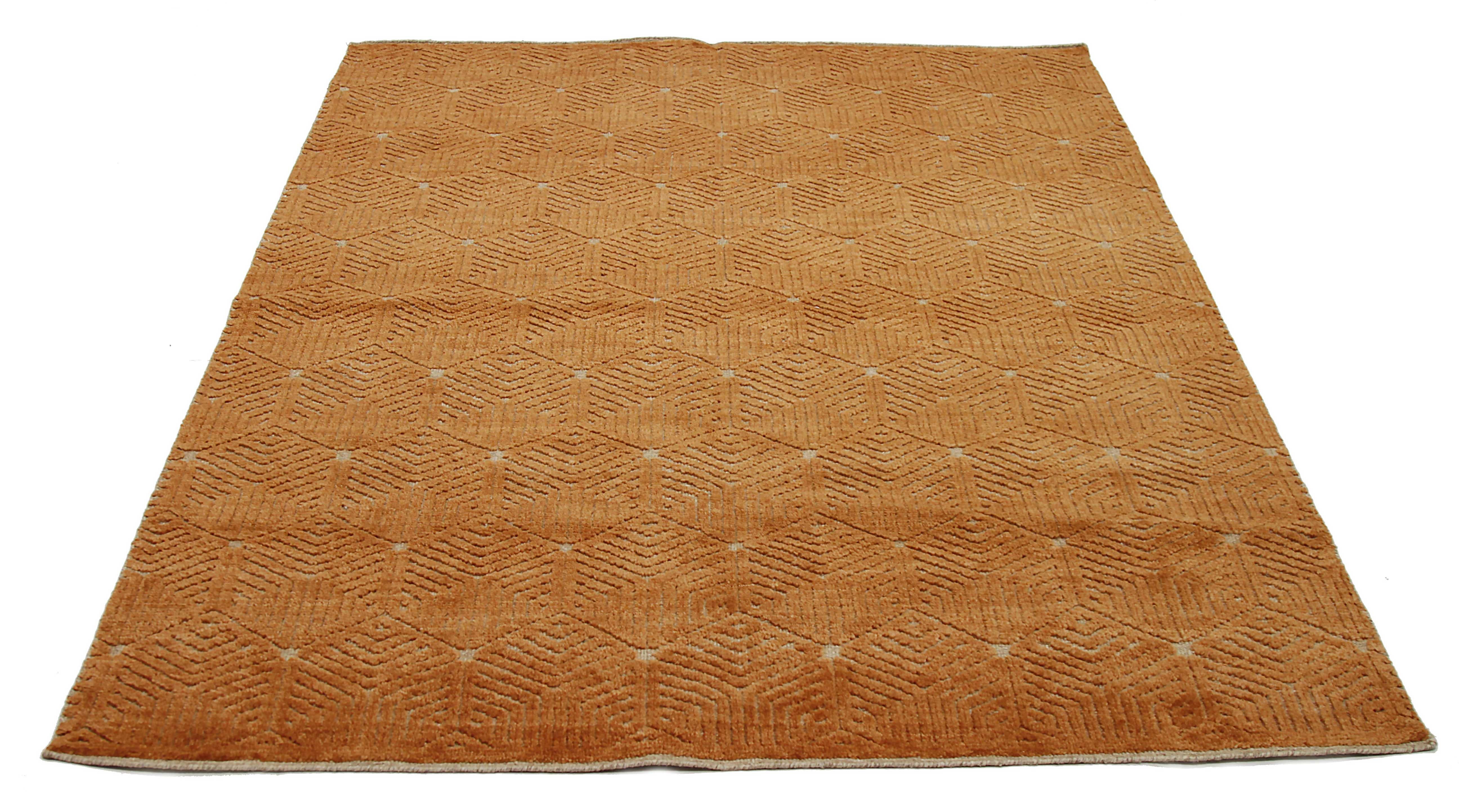 Un nuovo tappeto di superficie tessuto a mano con la migliore lana di pecora. È colorato con coloranti vegetali completamente naturali e sicuri per l'uomo e gli animali domestici. Ha una dimensione di 6' x 8' che si adatta perfettamente a stanze di