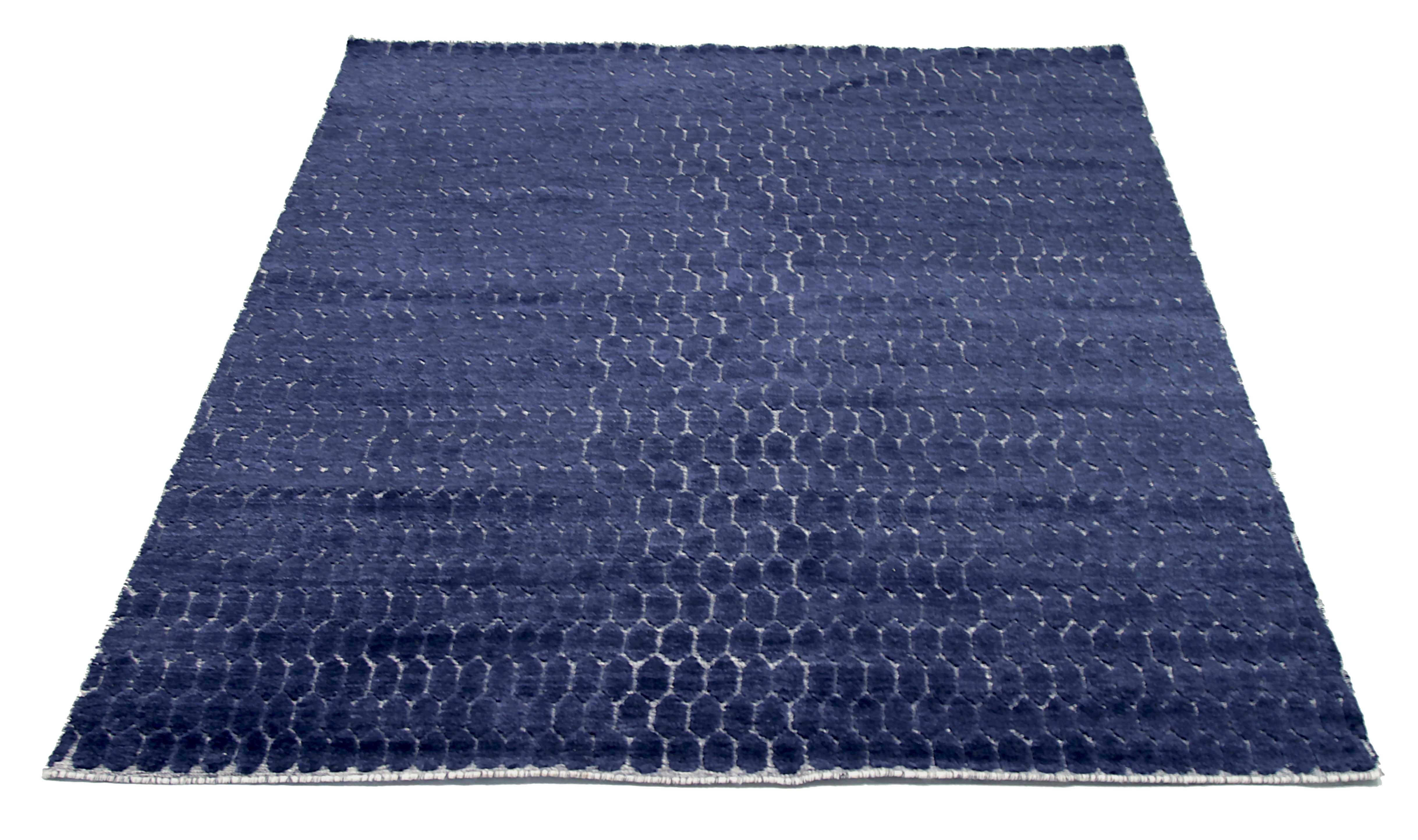 Un nuovo tappeto di superficie tessuto a mano con la migliore lana di pecora. È colorato con coloranti vegetali completamente naturali e sicuri per l'uomo e gli animali domestici. Ha una dimensione di 6' x 8' che si adatta perfettamente a stanze di