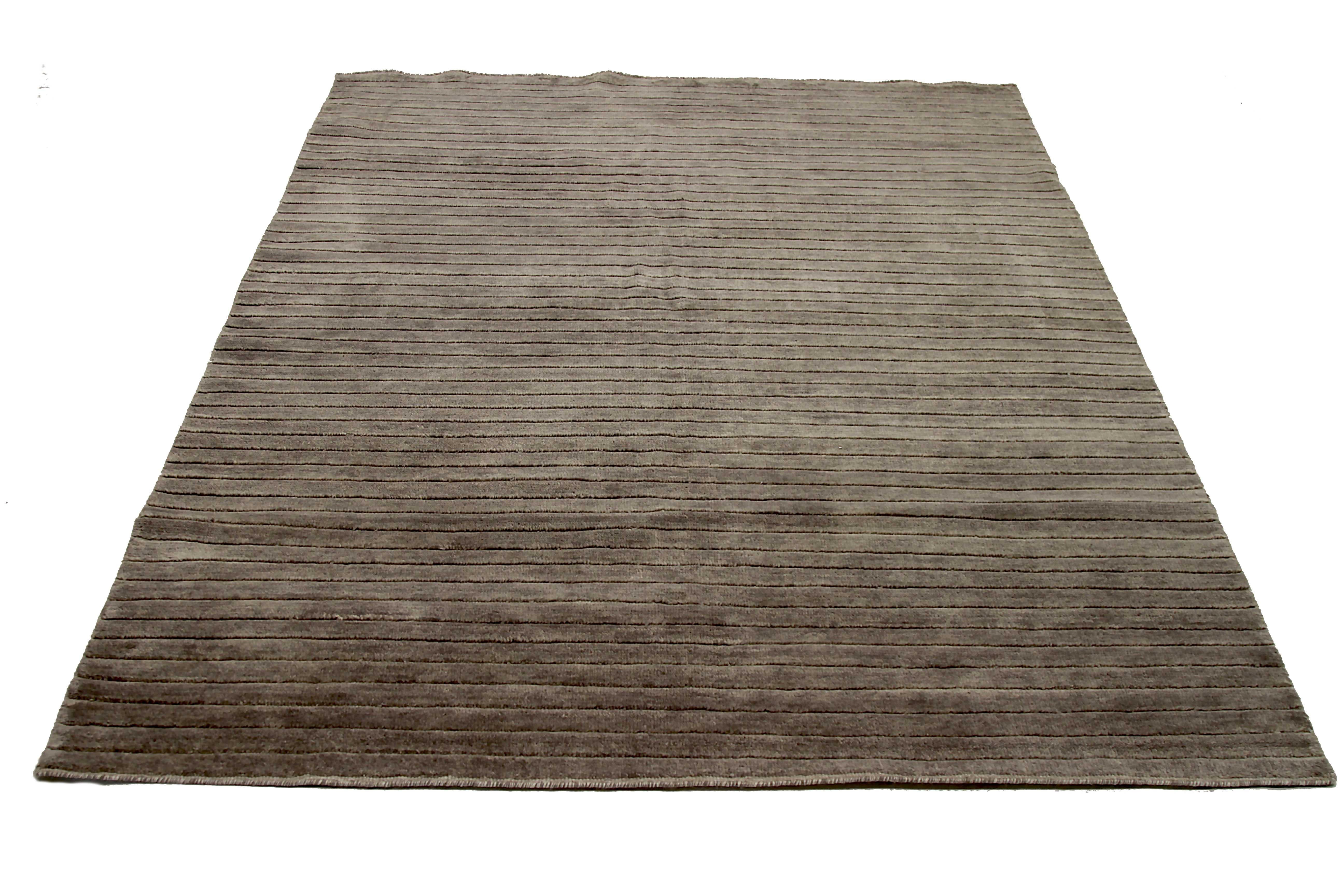 Un nuovo tappeto di superficie tessuto a mano con la migliore lana di pecora. È colorato con coloranti vegetali completamente naturali e sicuri per l'uomo e gli animali domestici. Ha una dimensione di 6' x 8' che si adatta perfettamente a stanze di