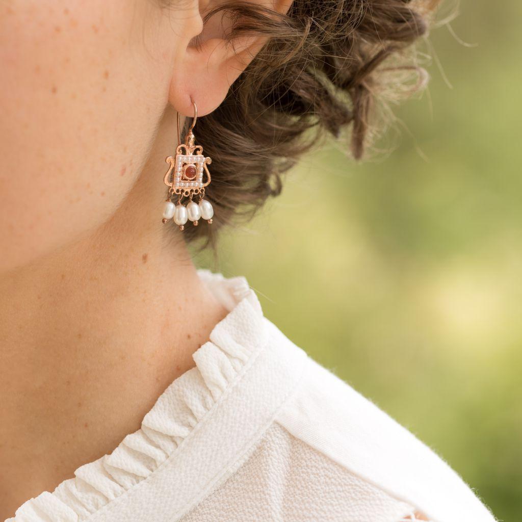 For pierced ears.
Pair of earrings in vermeil, silver and rose gold. 
Square in shape, they are each set in the center of a cabochon carnelian stone surrounded by white glass pearls.
At the base in tassel, are hanging 4 baroque cultured pearls.
The