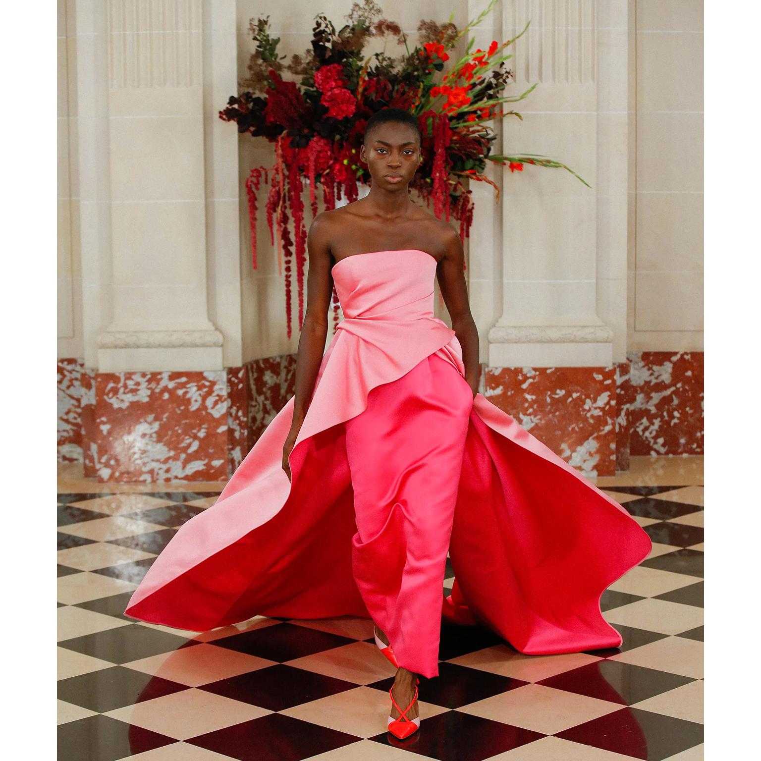 This Carolina Herrera Spring / Summer 2022 evening dress is brand new with the tags still attached. Wes Gordon's 2022 designs for Carolina Herrera are some of his best and this dress is a stunning example of his interpretation of the original