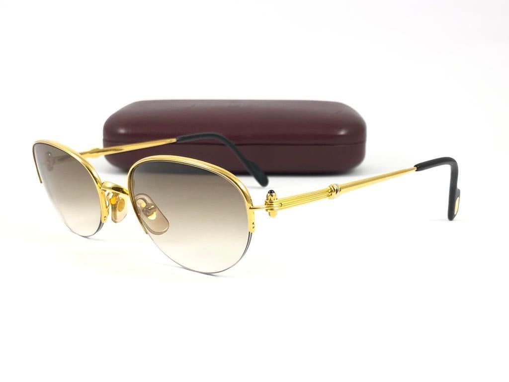 Neue 1983 Cartier Cabochon Sonnenbrille mit Verlaufsgläsern (UV-Schutz). Der Rahmen ist mit der Vorderseite und den Seiten in Gelb- und Weißgold. Alle Markenzeichen. Cartier-Goldzeichen auf den Ohrpolstern. Mit dem Rahmen aus 18 Karat Gold und den