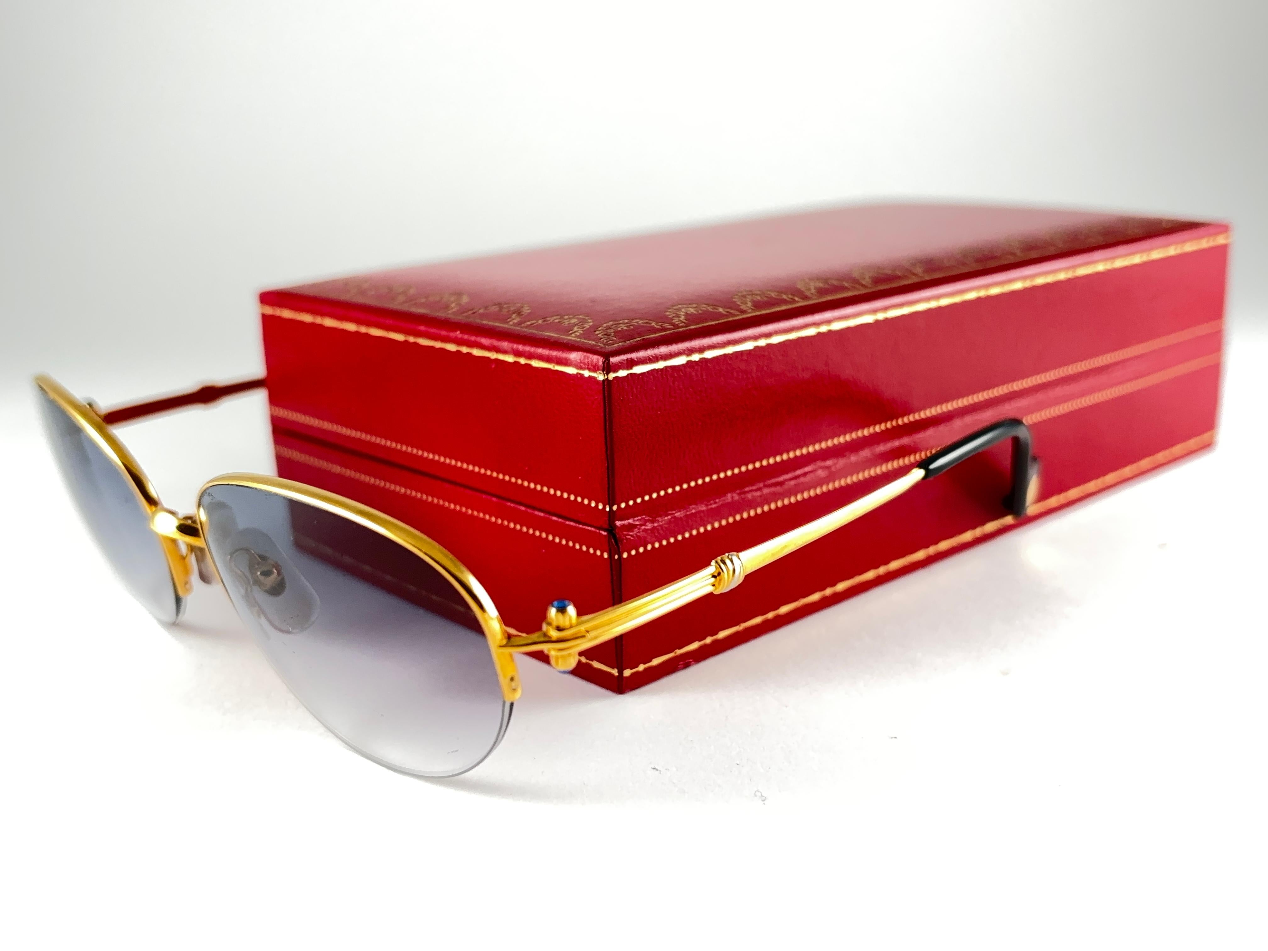 Nouveau 1983 Lunettes de soleil Cartier Cabochon avec verres dégradés bleus (protection uv). Le cadre est avec le recto et les côtés en or jaune et blanc. Tous les poinçons. Signes en or de Cartier sur les oreillettes. Ces lunettes sont comme une