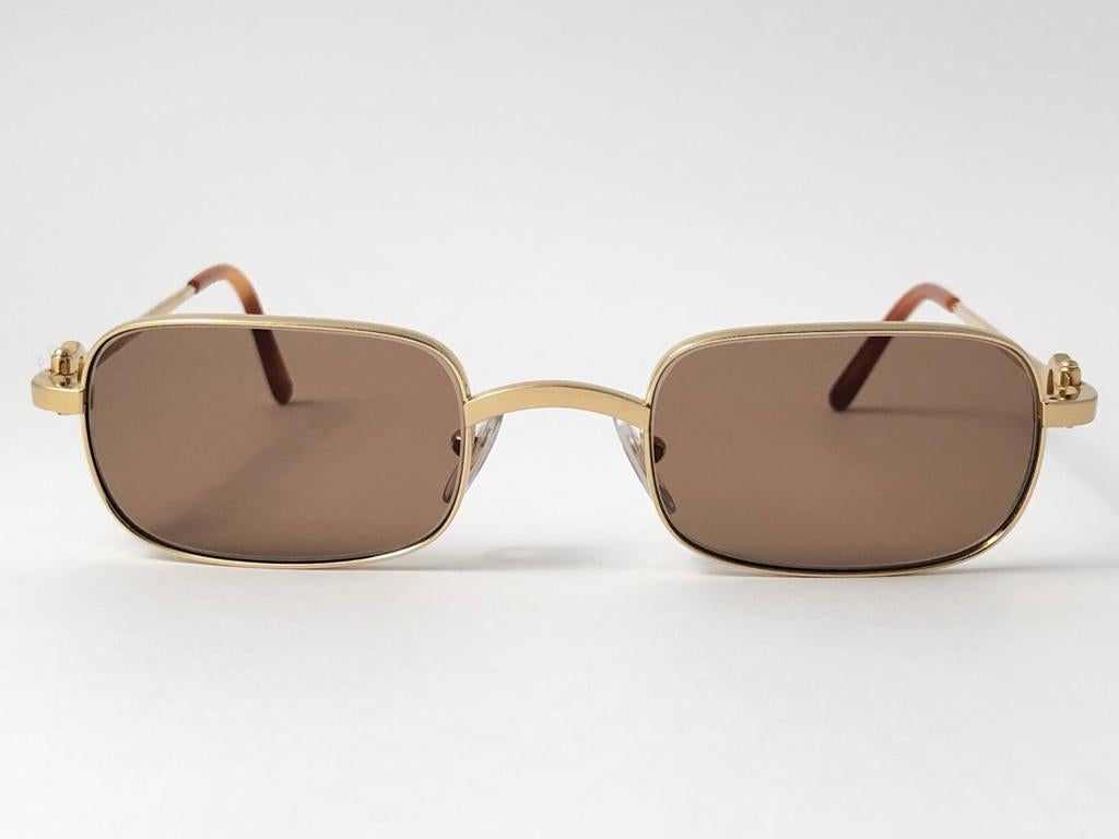Nouvelle Cartier Dreamer plaquée or avec des verres bruns (protection contre les UV). 
 tous les poinçons. Signes dorés Cartier sur les coussinets d'oreille. Ces lunettes sont comme une paire de bijoux sur votre nez avec leur cadre en or 18k et