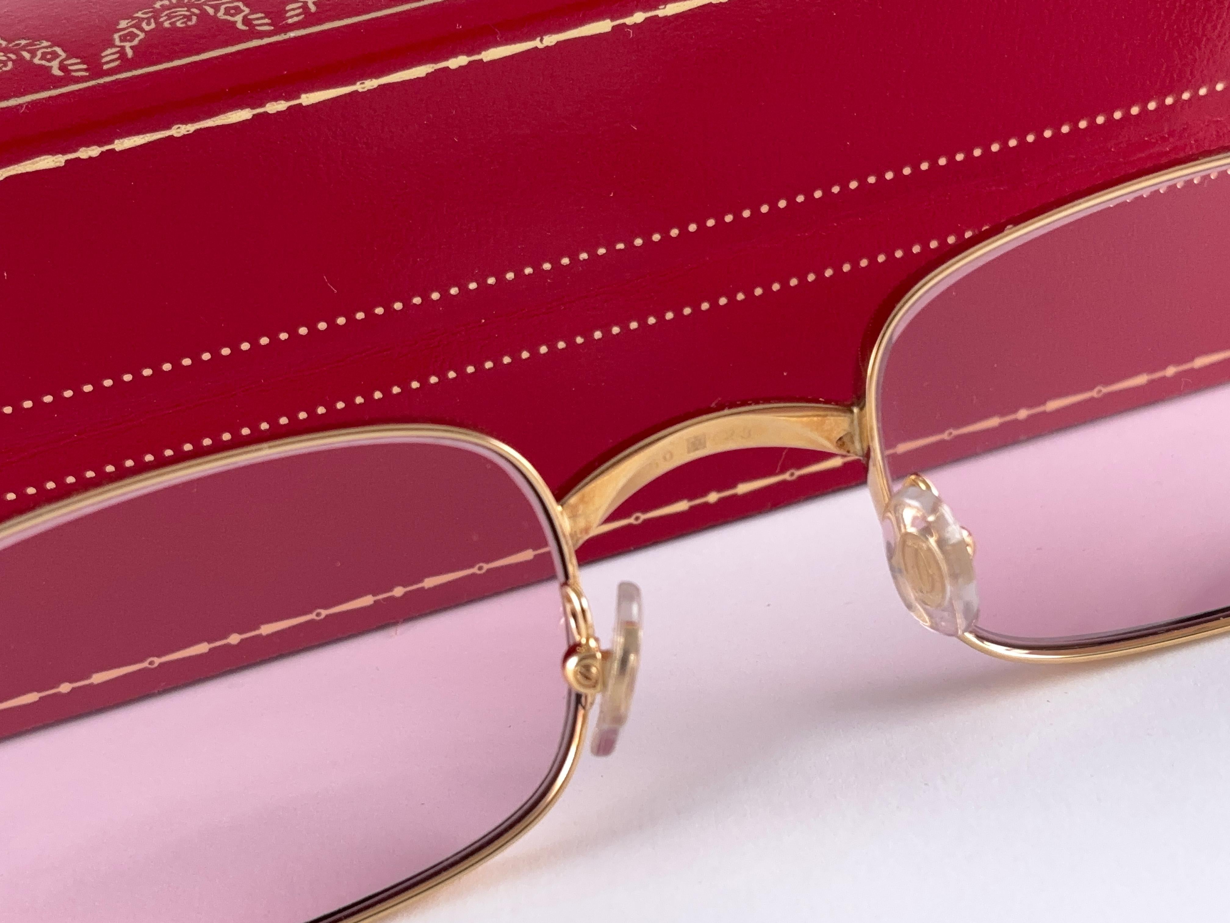 New Cartier Dreamer vergoldet mit rosa (UV-Schutz) Gläsern. 
 Alle Markenzeichen. Cartier-Goldzeichen auf den Ohrpolstern. Mit der Fassung aus 18 Karat Gold und den Akzenten aus Weißgold sind sie wie ein Schmuckstück auf der Nase. 

Schönes Design
