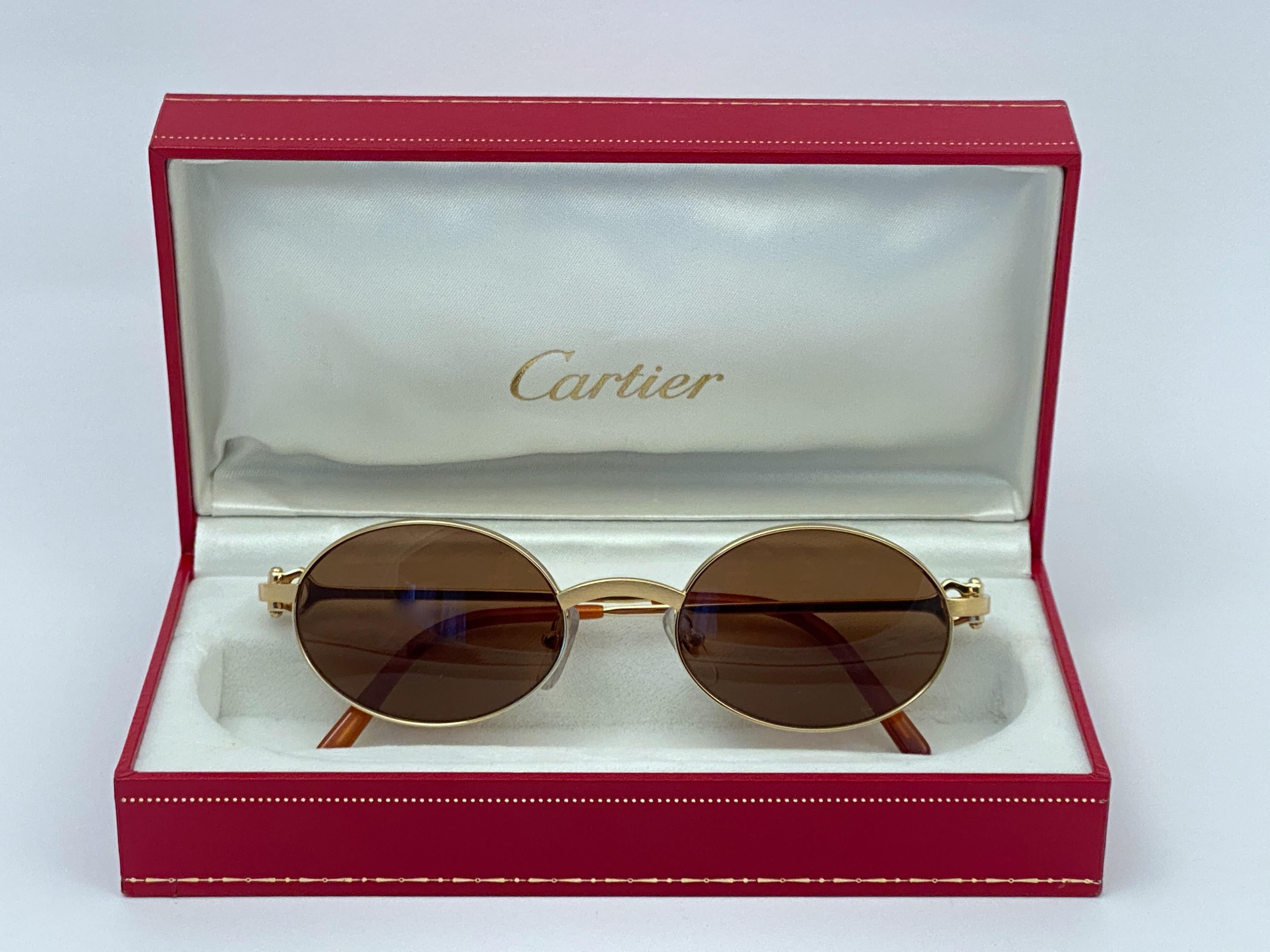 Nouvelle Cartier Spider plaquée or avec des verres bruns (protection contre les UV). 
 tous les poinçons. Signes dorés Cartier sur les coussinets d'oreille. Ces lunettes sont comme une paire de bijoux sur votre nez avec leur cadre en or 18k et leurs
