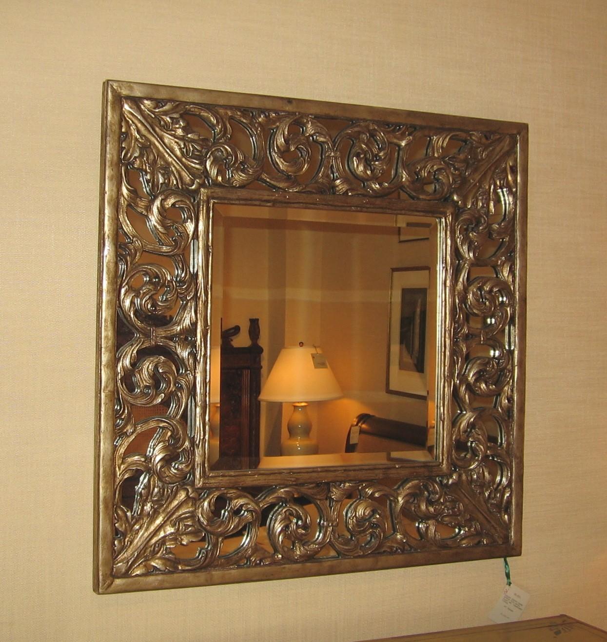 Ravissant et élégant miroir carré en bois de style transitionnel avec cadre sculpté basé sur un treillis filigrane de plumes enroulées avec une finition peinte champêtre et un miroir en biseau.  

36