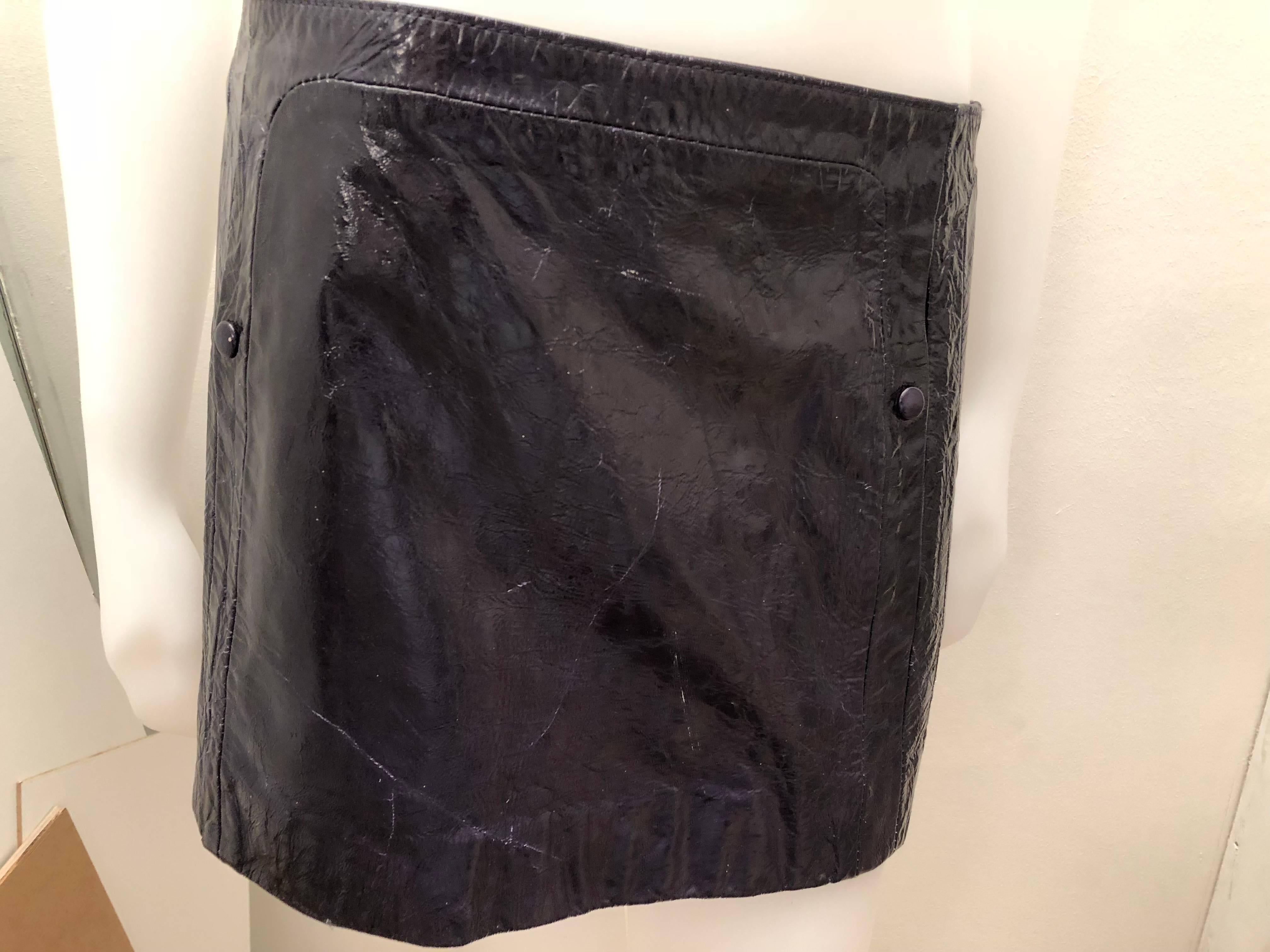 You are looking at a new Just Cavalli Patent Leather Blue skirt in an Italian size 42.
I am not exactly sure of the age but it has never worn and all the labels are still on the skirt.
Its a fun wonderful addition to any wardrobe. Please pay close