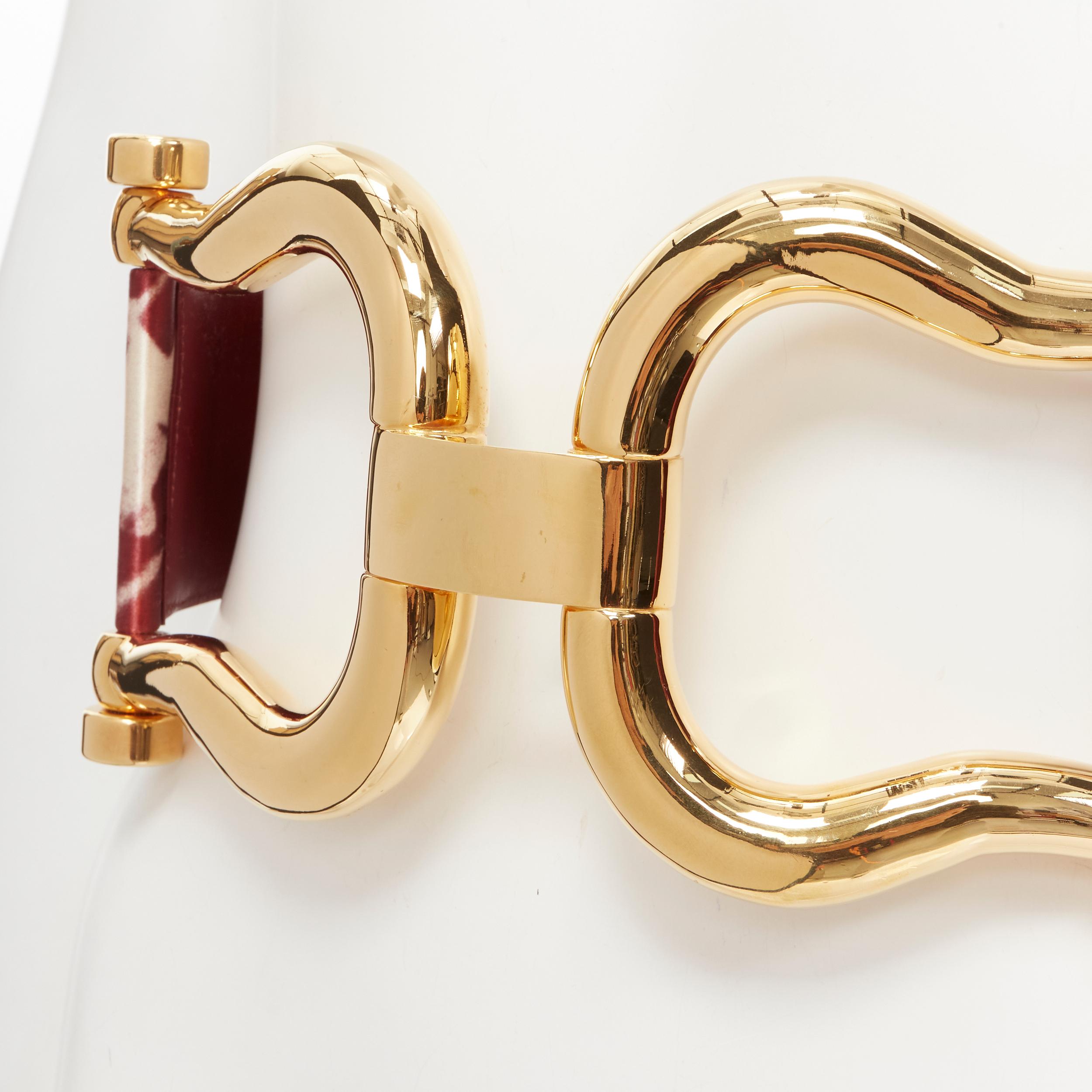 new CELINE Phoebe Philo 2018 Runway Sulky Satin gold horsebit buckle wide belt S 
Reference: TGAS/B01997 
Brand: Celine 
Designer: Phoebe Philo 
Collection: Spring Summer 2018 Runway 
Material: Satin 
Color: Burgundy 
Pattern: Abstract 
Closure: