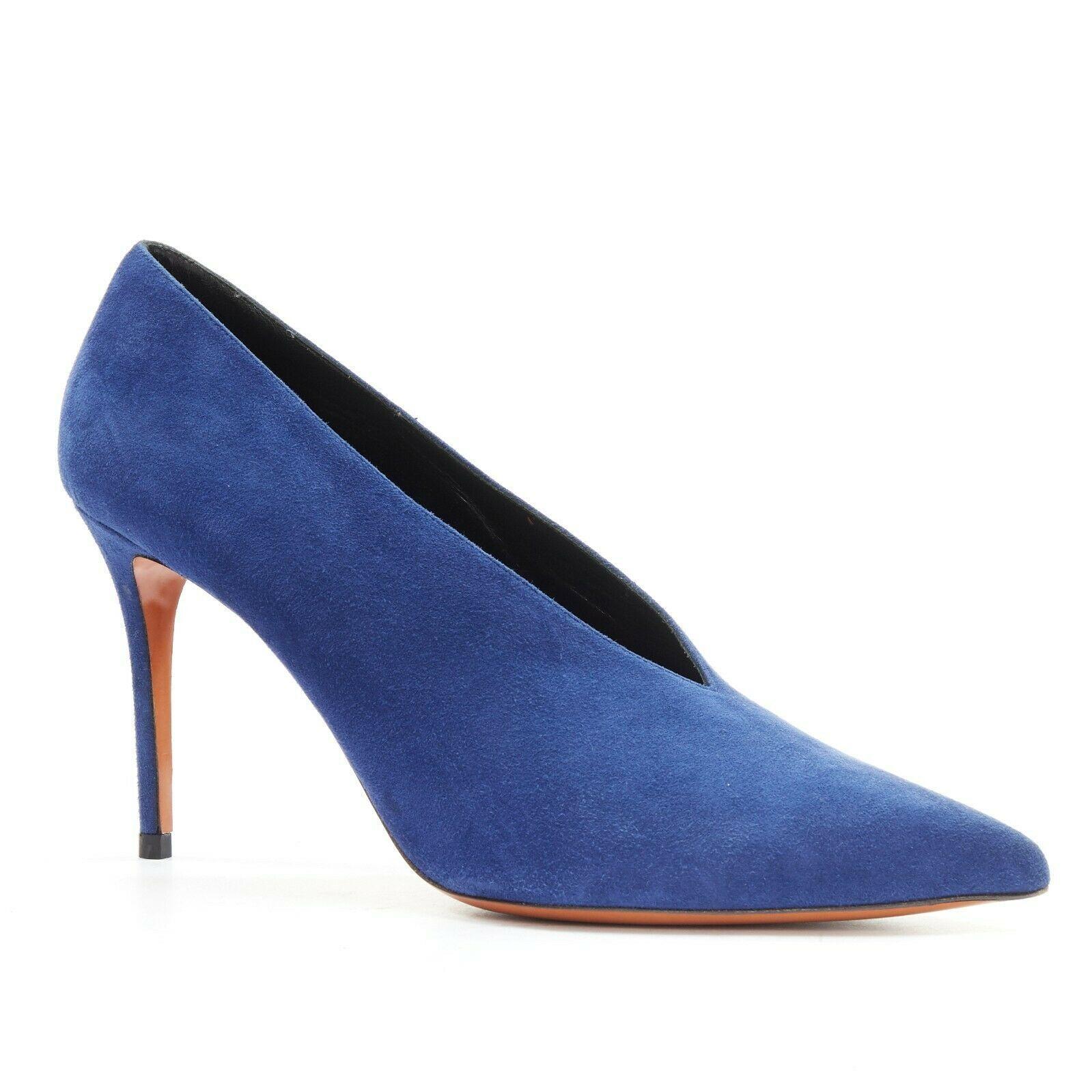 new CELINE PHOEBE PHILO blue suede V-neck vamp pointed toe pump EU39.5
CELINE BY PHOEBE PHILO
Dark blue suede leather upper. V-neck cut vamp. Pointed toe. Tonal stitching. Covered heel. Slim high heel. 
Made in Italy.

CONDITION
New without box,