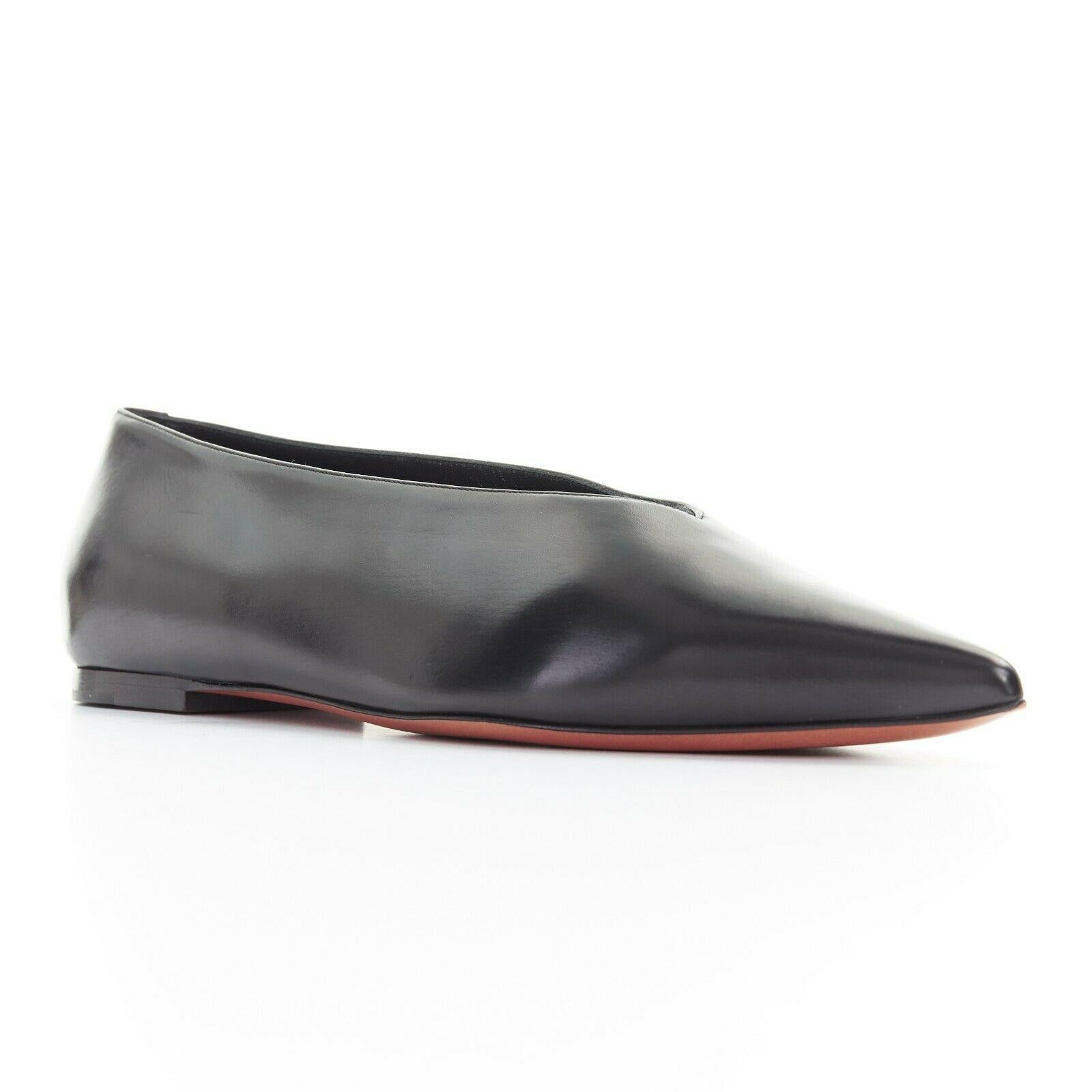 new CELINE PHOEBE PHILO V Neck black calf leather point toe slip on flats EU38
CELINE BY PHOEBE PHILO
V Neck fltas. 
Black smooth calf leather upper. 
Pointed toe. 
Tonal stitching. 
Covered hel. 
Stacked wooden heel. 
Made in Italy.

CONDITION:
New