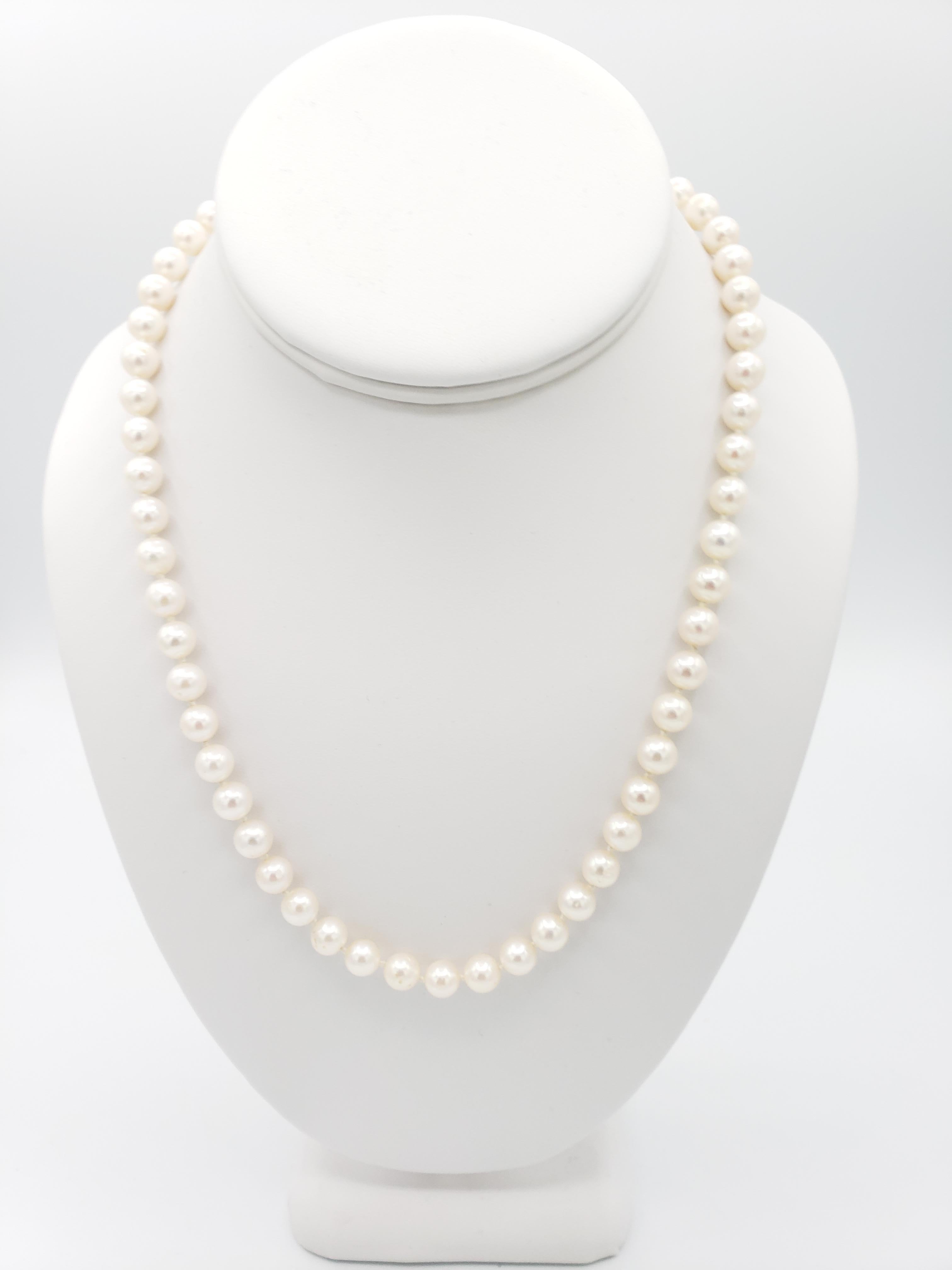 Eleganza con questa nuova collana di LaFrancee. Realizzata in oro bianco massiccio 14 carati, questa collana a cordoncino ha come pietra principale una perla bianca d'acqua salata giapponese Akoya di qualità AA+ certificata. Con i suoi 17 pollici di