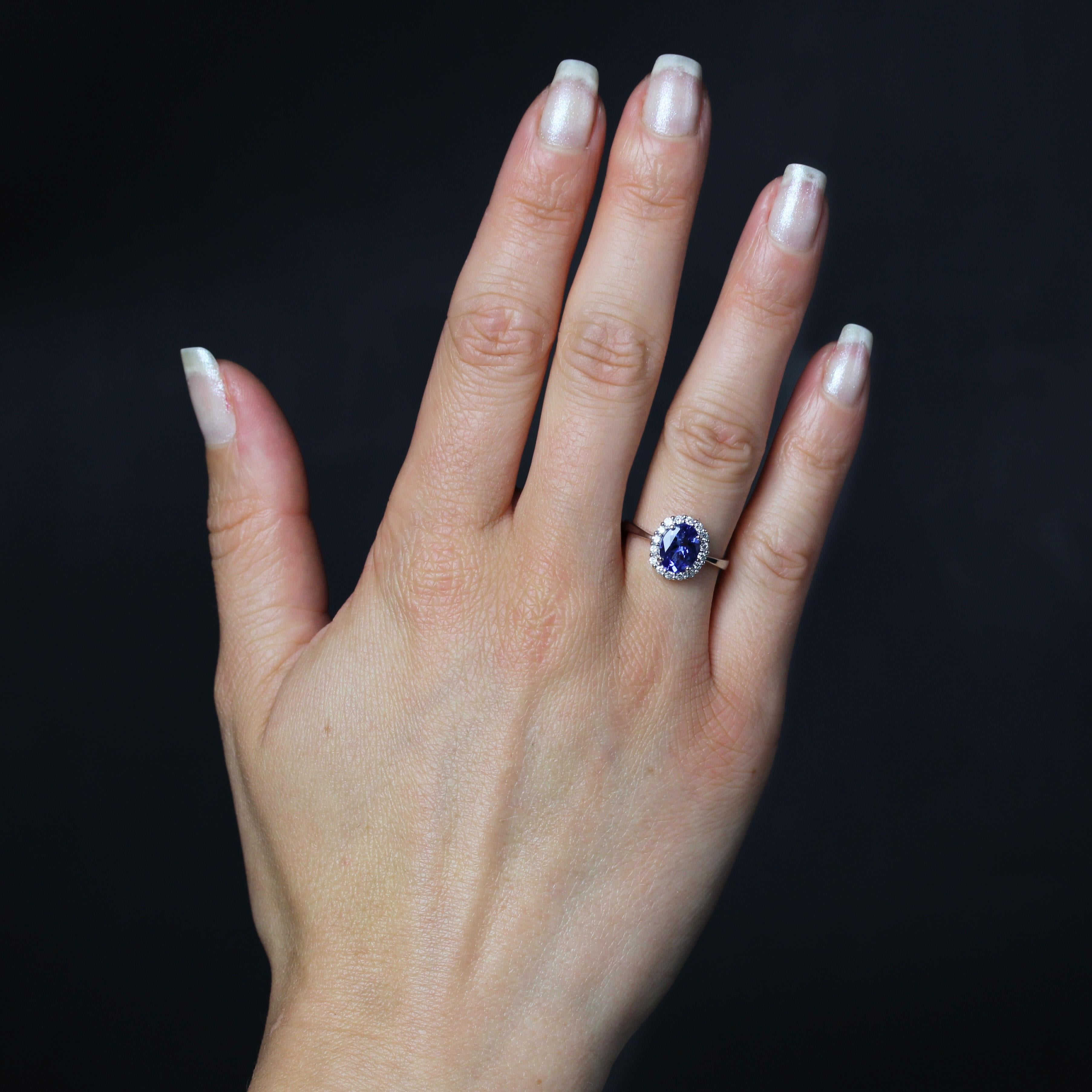 Ring in 18 karat white gold. 
Called a pompadour ring, the oval setting of this white gold ring is set with 4 claws of an oval tanzanite in a surround of 16 modern brilliant-cut diamonds.
Total weight of the Tanzanite : 1,30 carat