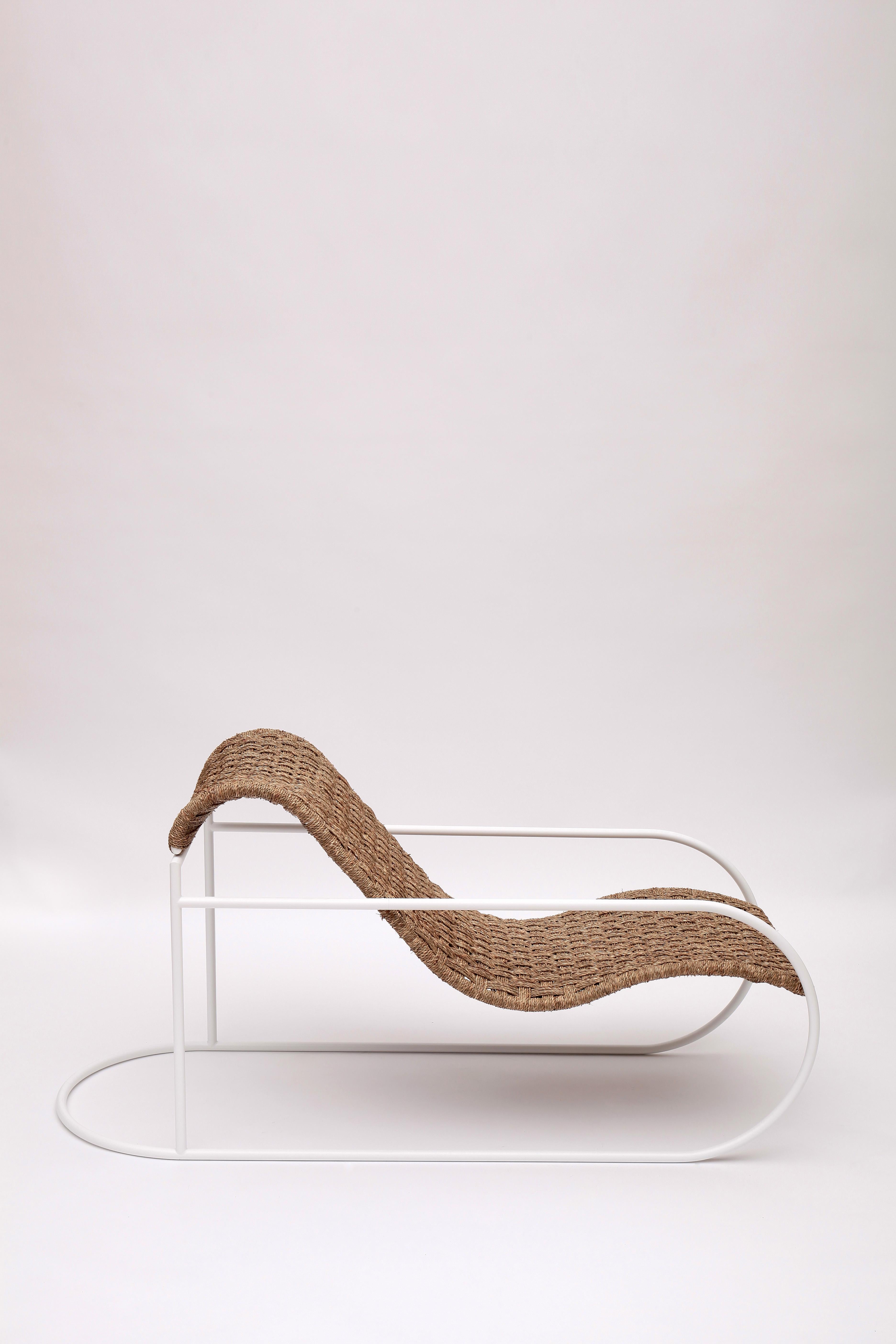Chaise longue Villa contemporanea realizzata a mano in acciaio laccato e corda. Omaggio a Eileen Gray dell'artista internazionale con sede a Barcellona Carla Cascales. La seduta della chaise longue è stata intrecciata manualmente dagli artigiani